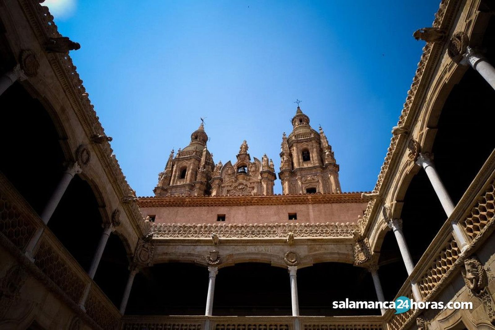La Casa de las Conchas de Salamanca muestra las “imágenes oníricas” de los 'Guardianes' de Miguel Ángel Bedate