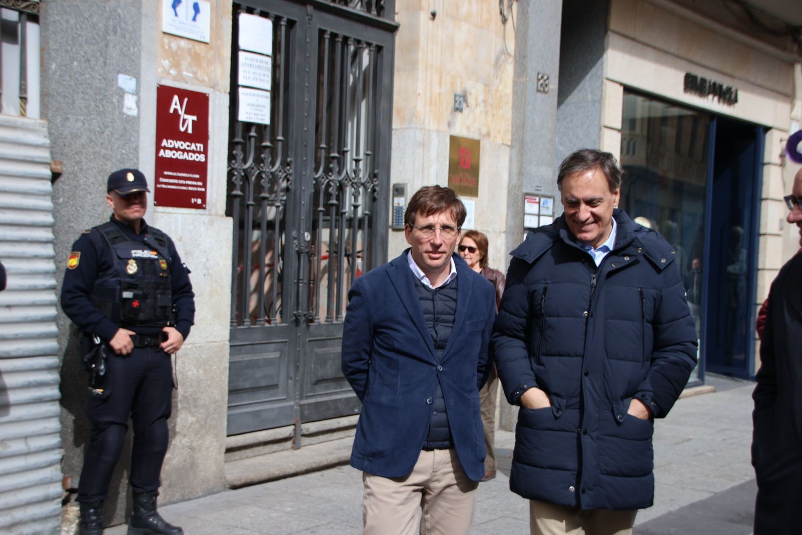 Almeida visita la carpa del pp del Liceo