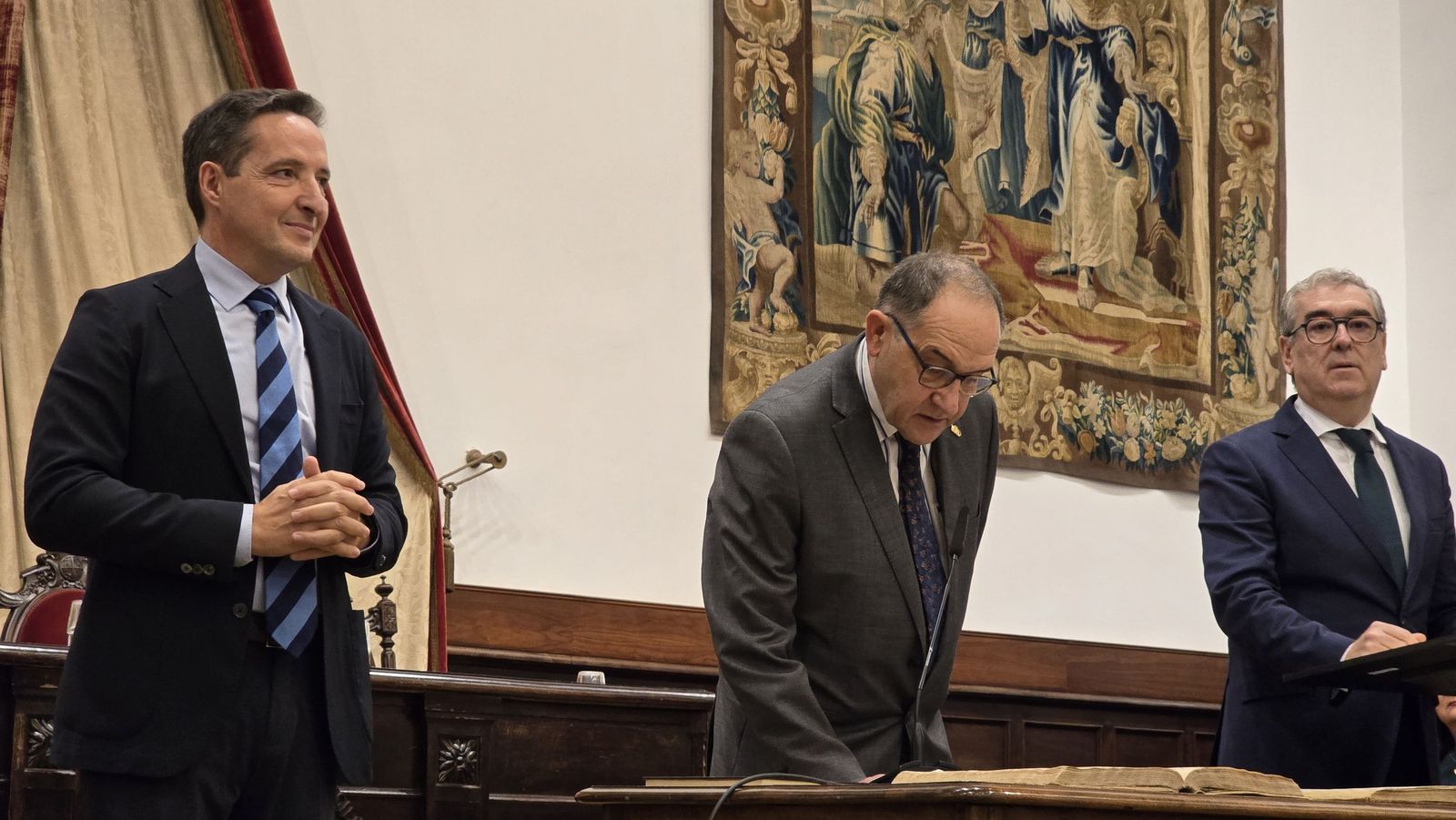 El rector de la Universidad de Salamanca preside el acto de toma de posesión de nuevos cargos académicos y del personal docente e investigador