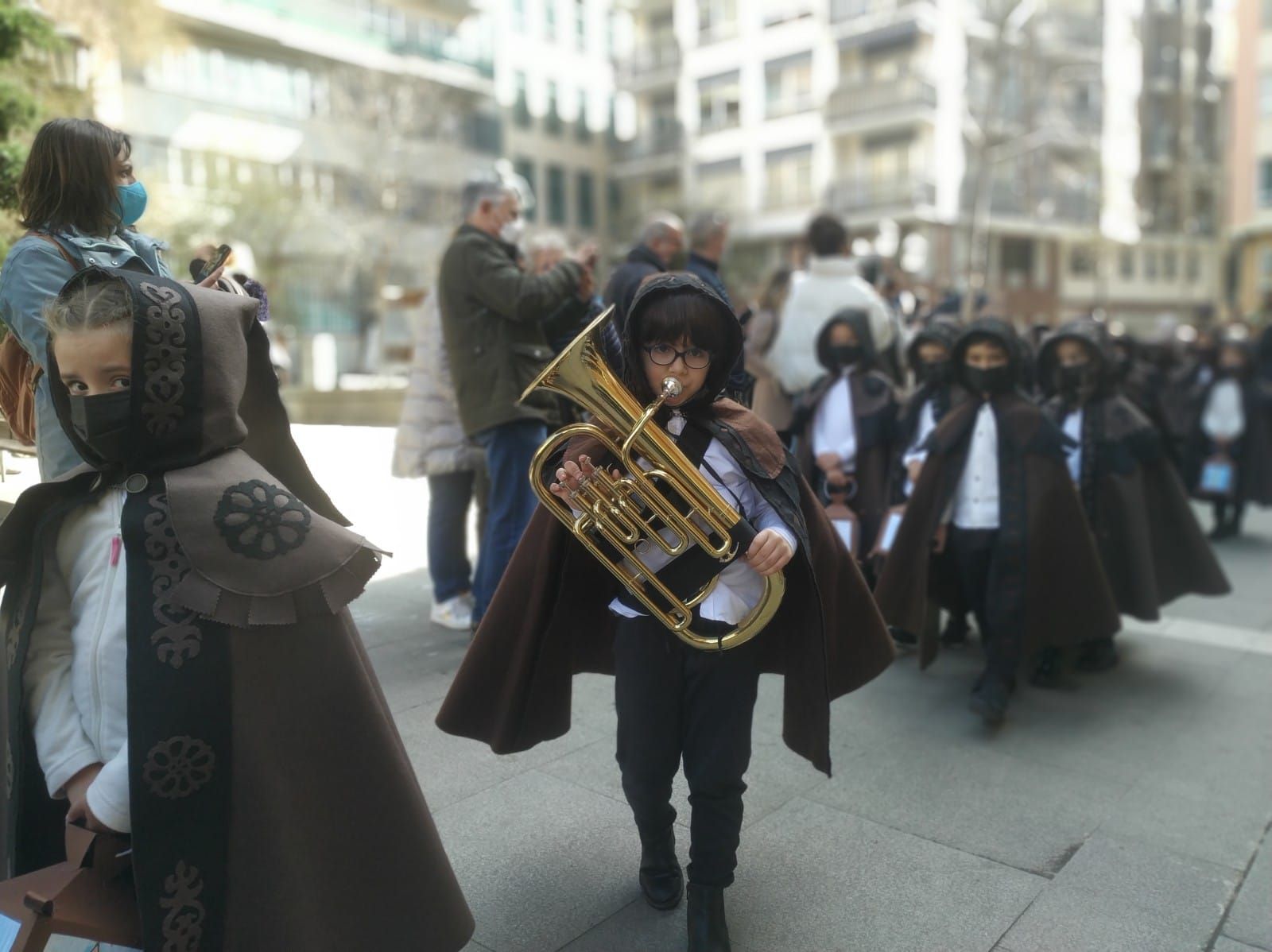 los-escolares-de-la-medalla-milagrosa-sacan-la-semana-santa-a-la-calle-11