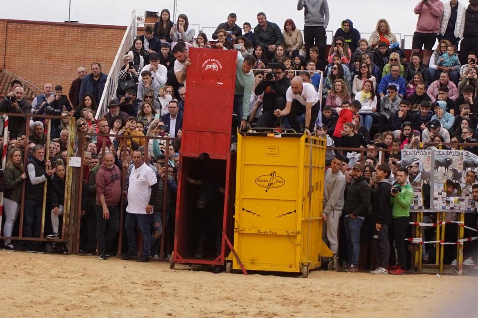 ambiente-y-participacion-durante-el-toro-del-voto-en-villoria-suelta-de-dos-toros-del-cajon-foto-juanes-12