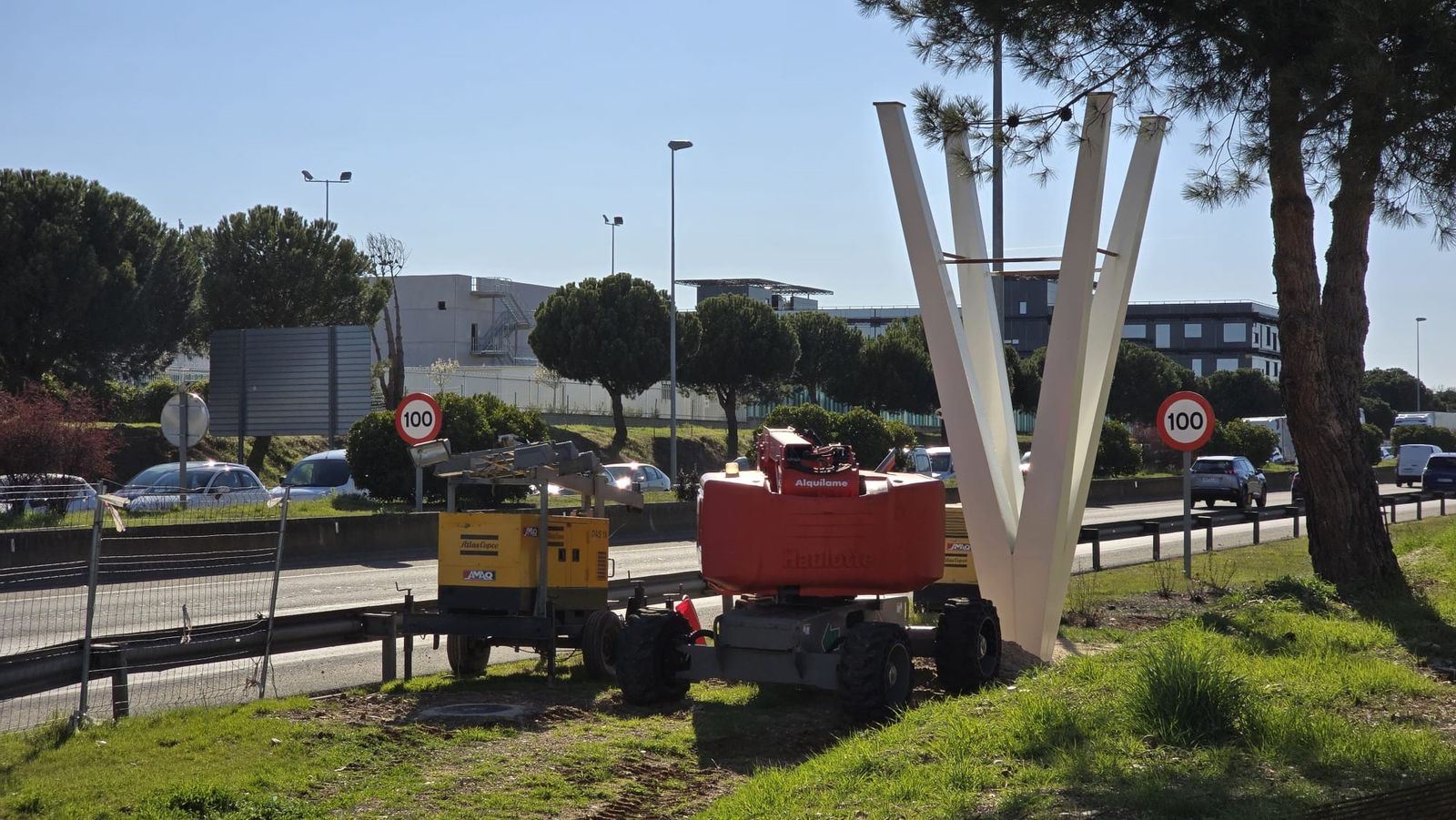 Montaje pasarela peatonal entre los polígonos El Montalvo, en Carbajosa  (6).jpg