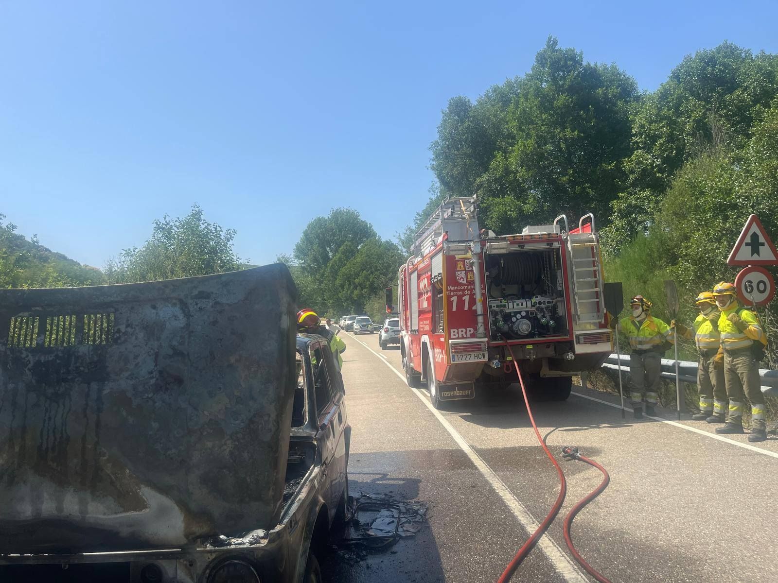Arde un vehículo en una carretera de Zamora, en Riomanzanas