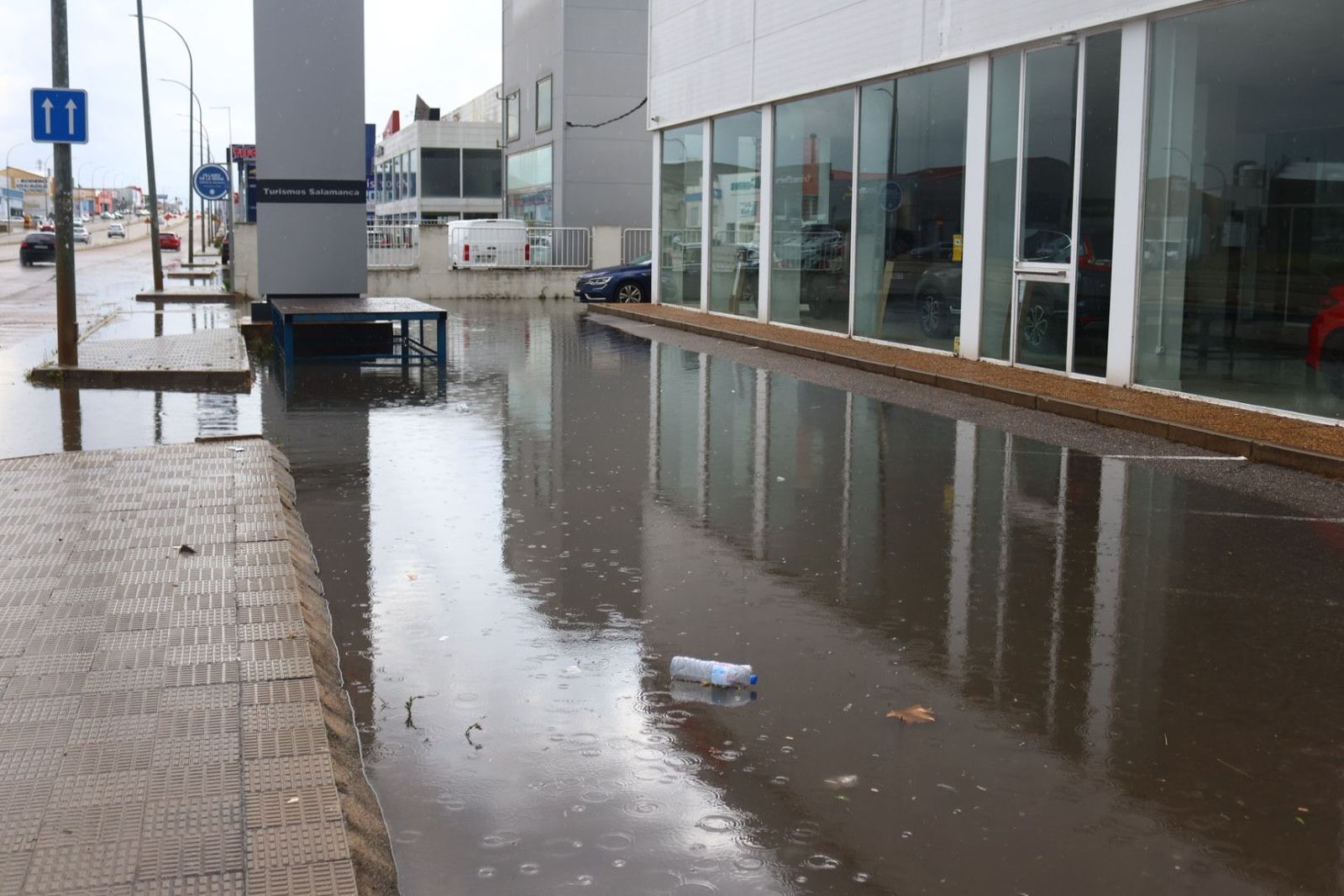 Grandes balsas de agua anegan parte del polígono de los Villares tras la tormenta