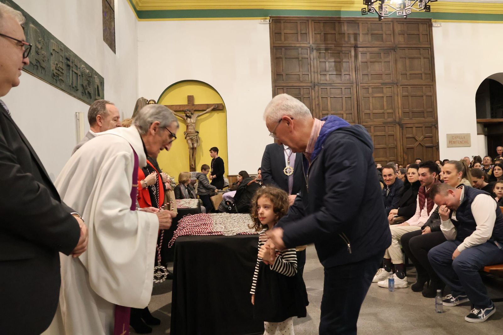 Entrada de nuevos hermanos de la Hermandad de Jesús en Su Tercera Caída (17).JPG