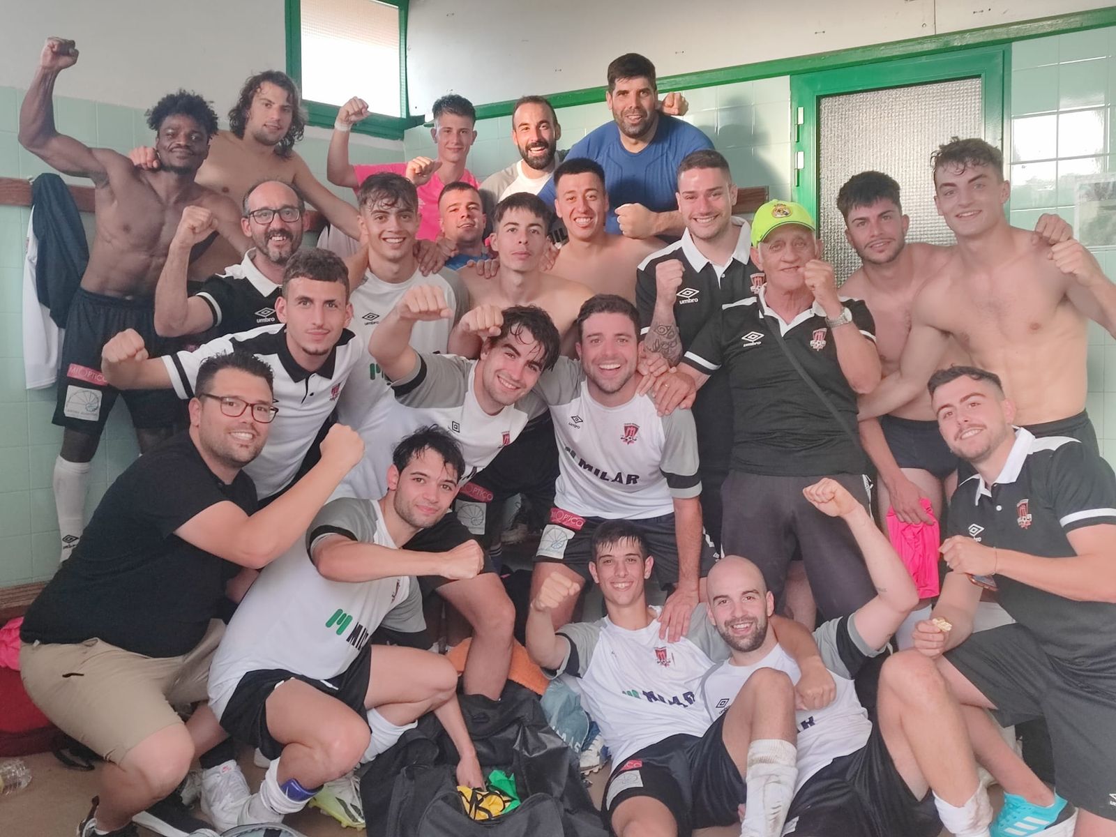 Los jugadores del Ciudad Rodrigo celebran un triunfo durante la temporada | FOTO CRCF OFICIAL