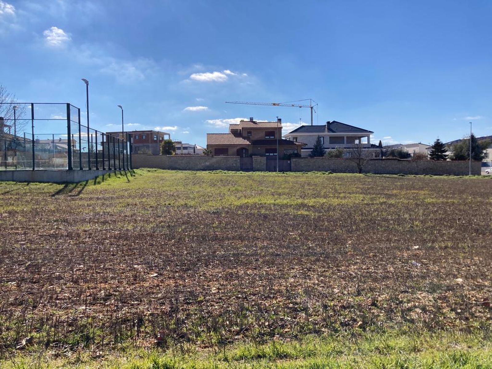 Terreno donde se construirá el nuevo parque infantil en  Albahonda IV