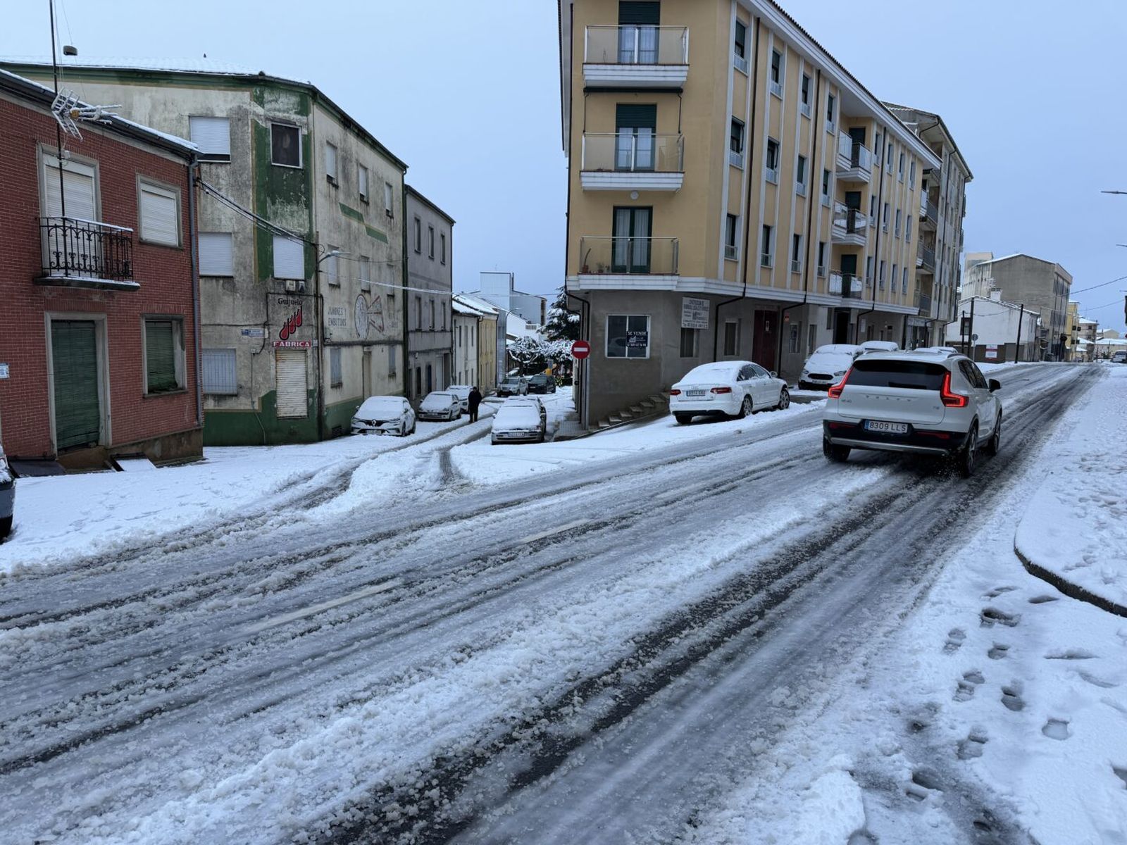 Guijuelo se tiñe de blanco por las nieves de Salamanca y los operarios del Ayuntamiento trabajan en labores de mantenimiento