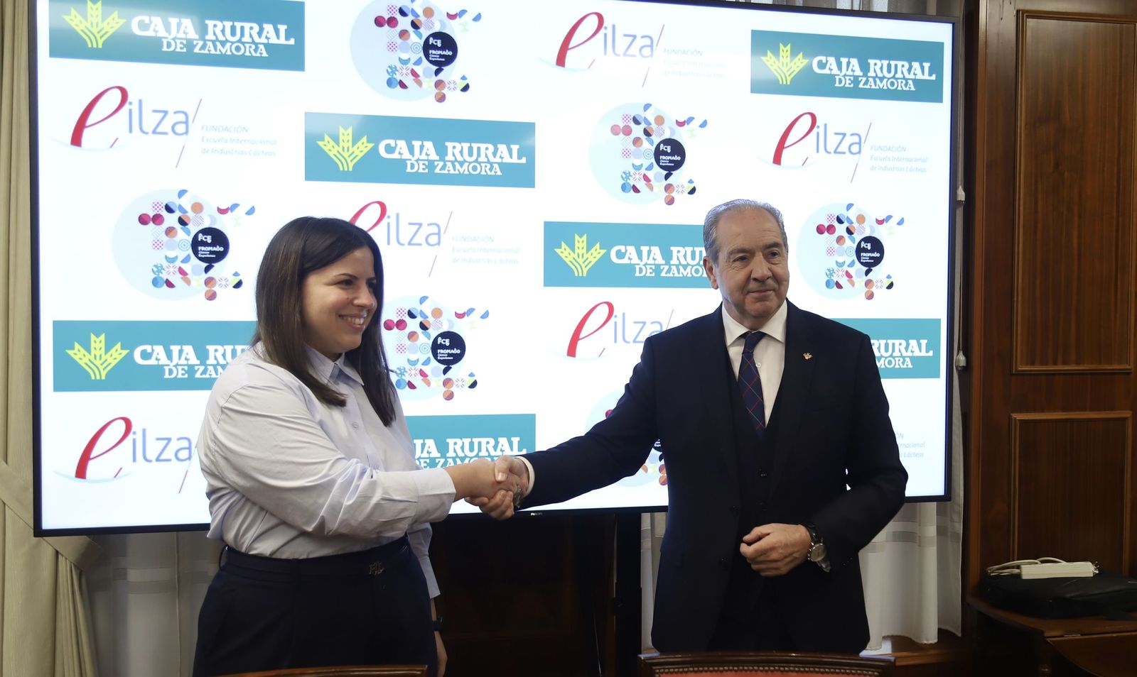 Sara Fregeneda y Cipriano García sellan el acuerdo de colaboración