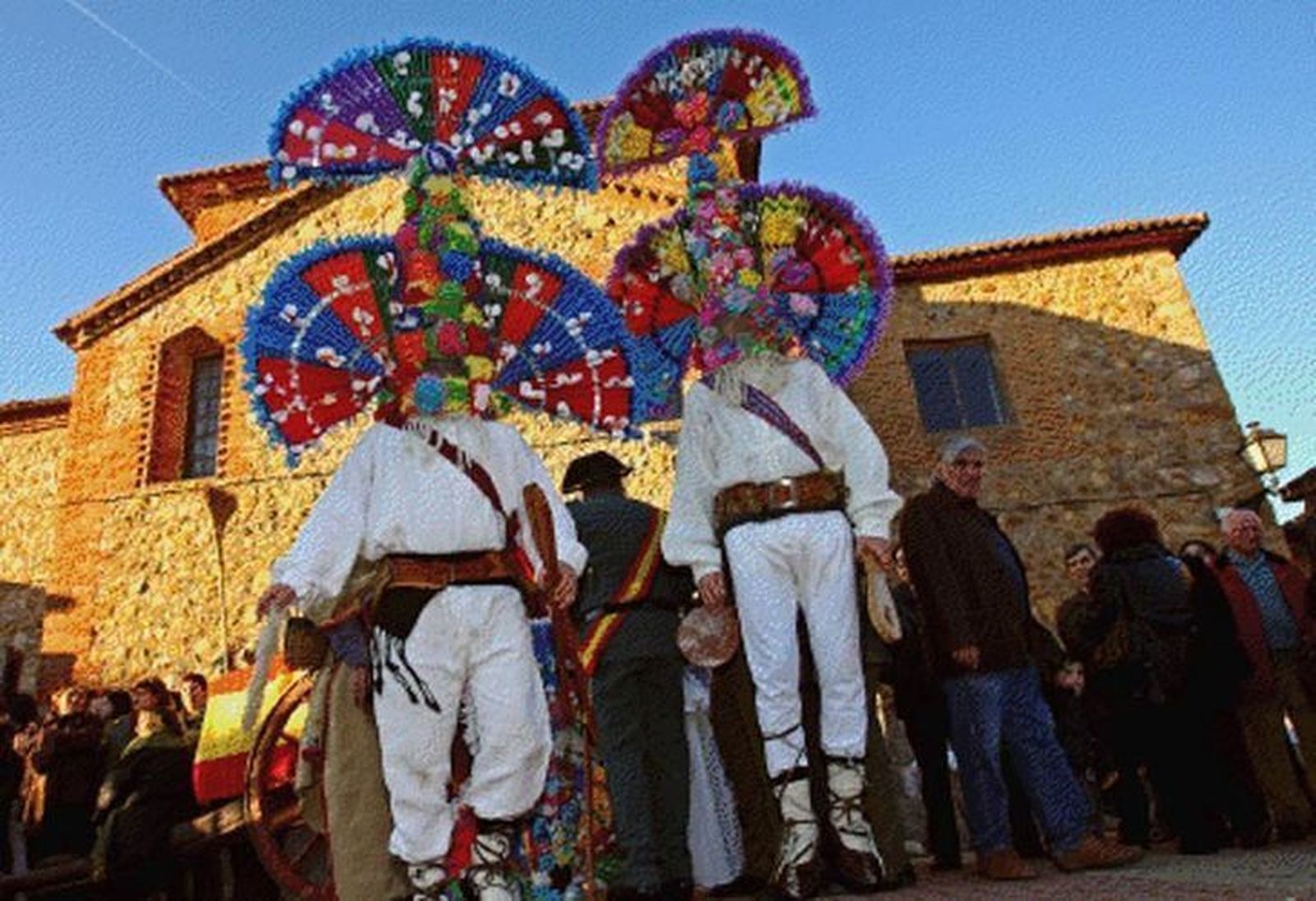 La Asociación Cultural “Guirrios y Madamas” dona una mázcara de Guirrio al Etnográfico