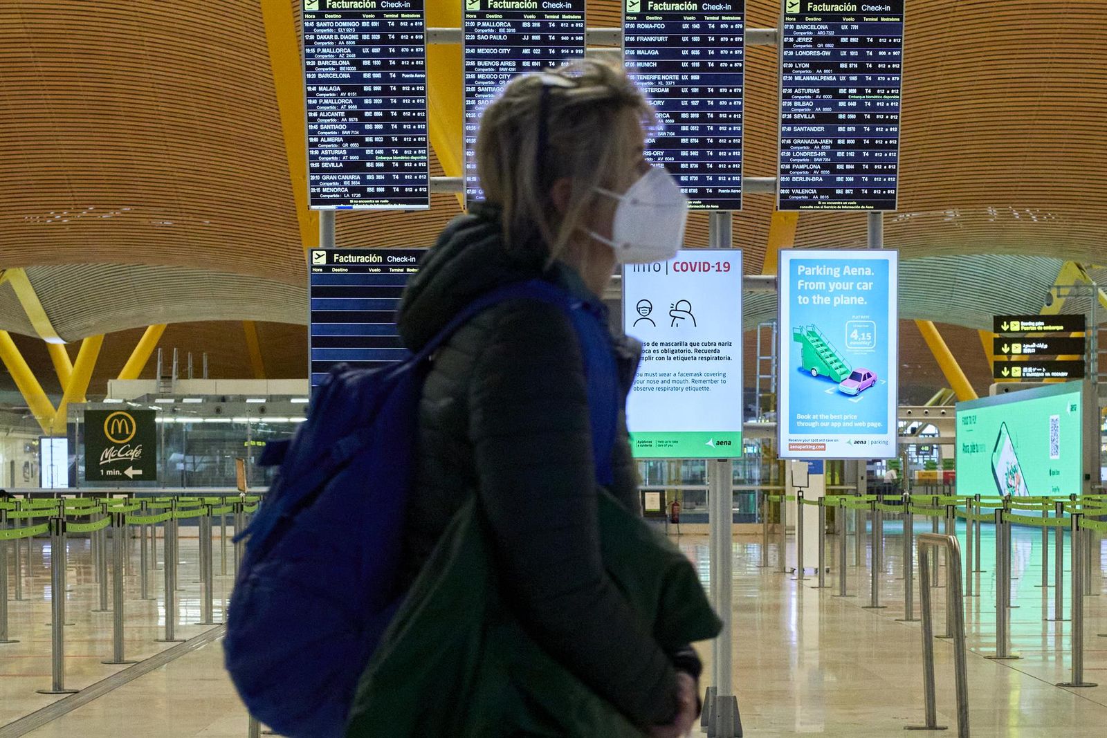 Una mujer camina por la terminal T4 del Aeropuerto Adolfo Suárez. | FOTO: EP