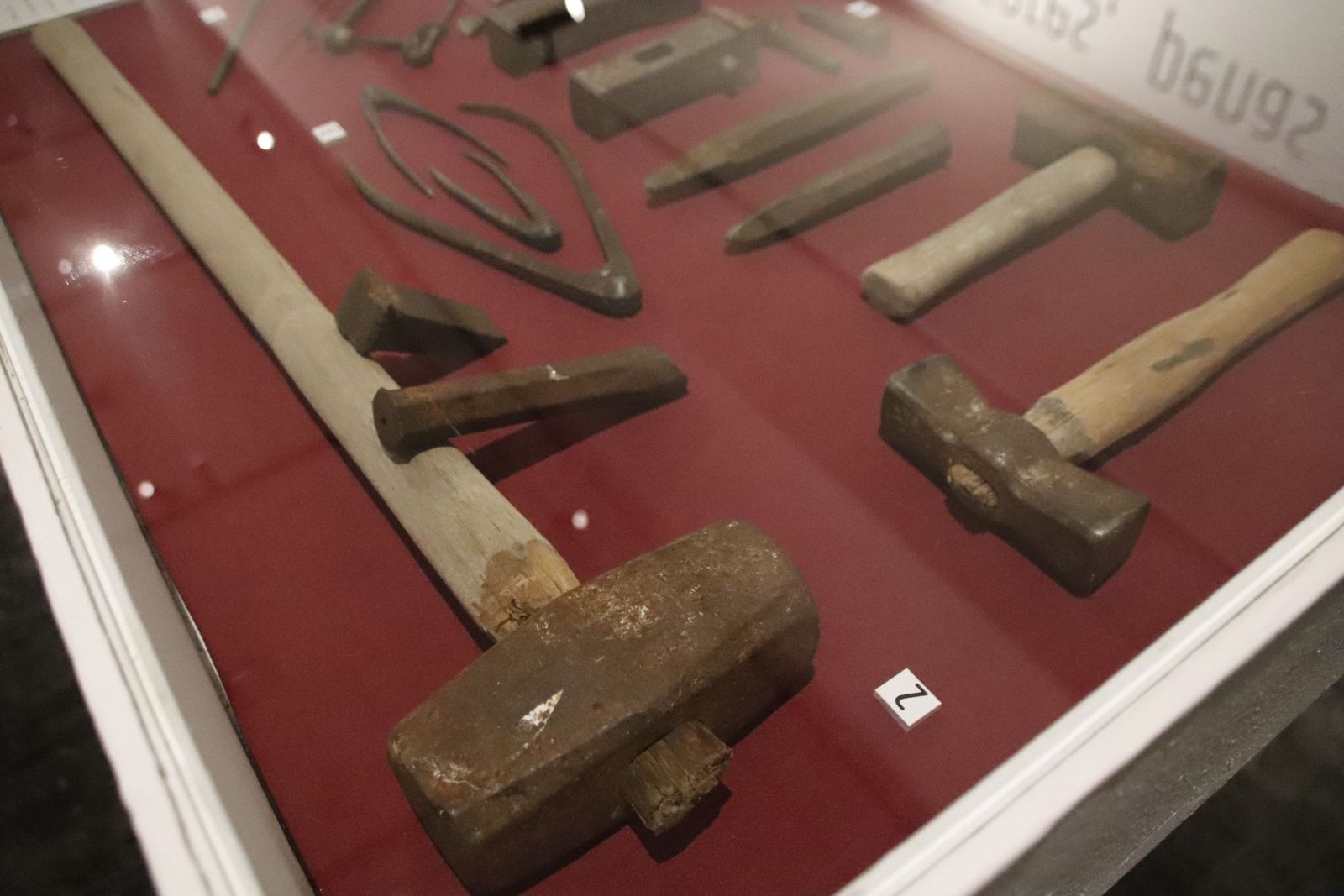 David Mingo, y la hija de Severiano Grande, Nieves Grande, presentan la exposición “NADA” de Severiano Grande