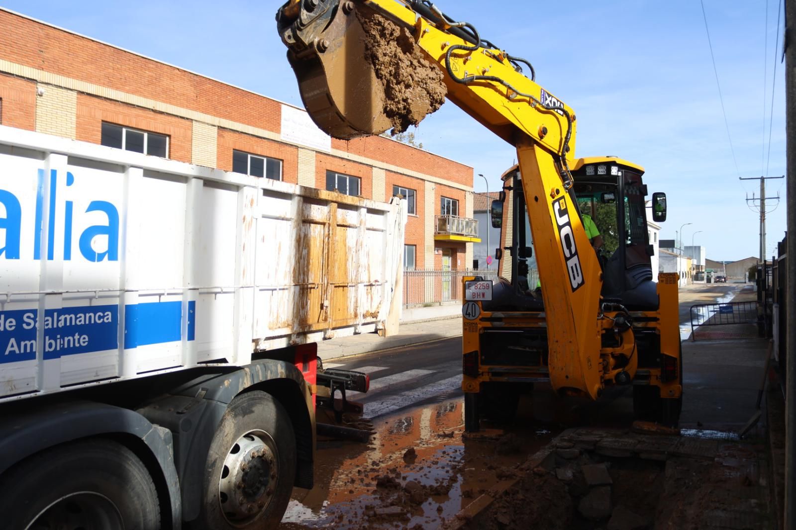Un reventón de tubería en El Montalvo causa estragos durante la mañana de este domingo