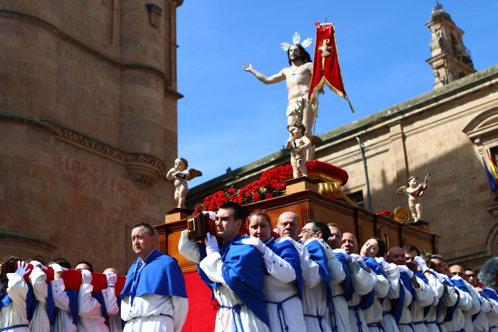 Procesión del encuentro de Nuestra Señora de la Alegría y Jesús Resucitado en el Domingo de Resurrección en Salamanca