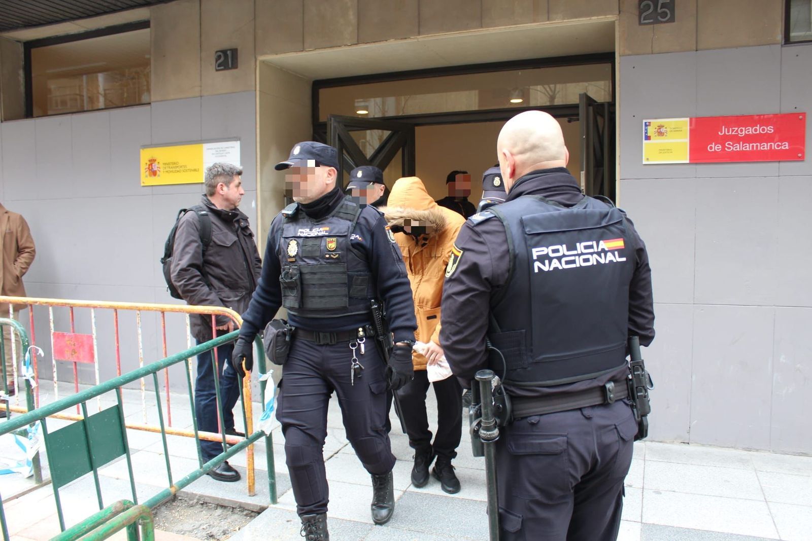 El menor que apuñaló a un joven de 26 años tras una pelea en la calle Correhuela a su salida de los Juzgados