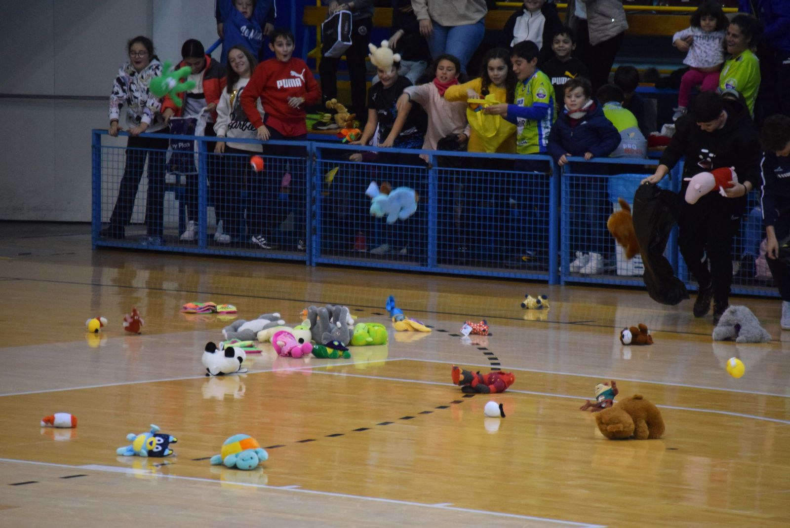 lluvia-de-peluches-en-el-angel-nieto-2023-14