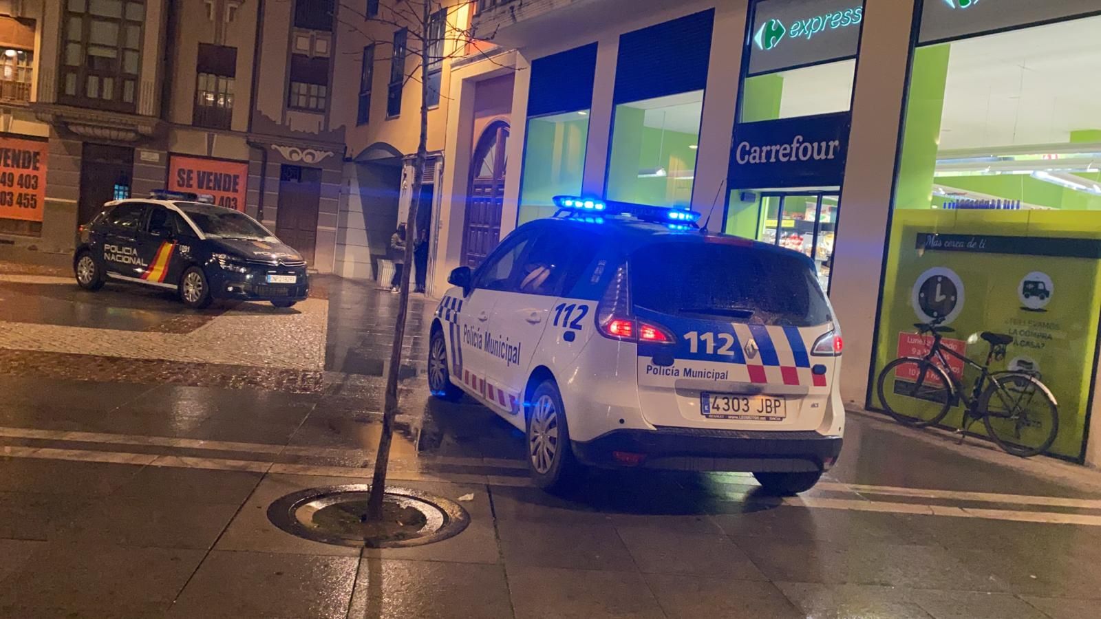 Patrullas de la Policía Nacional y Policía Local, en el lugar.