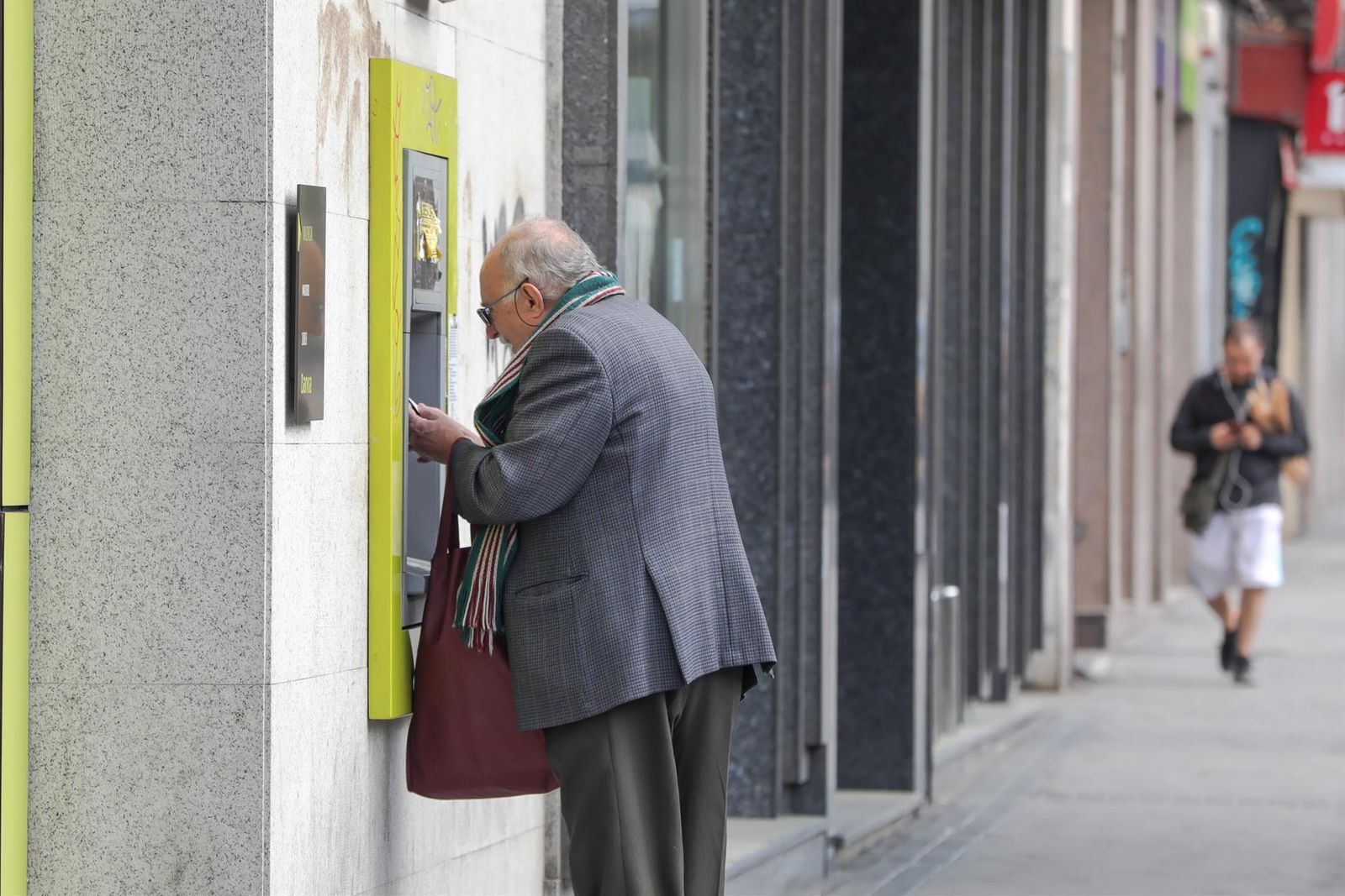 Un anciano saca dinero de un cajero de la capital Jesús Hellín Europa Press Archivo Un anciano saca dinero de un cajero de la capital Jesús Hellín Europa Press Archivo