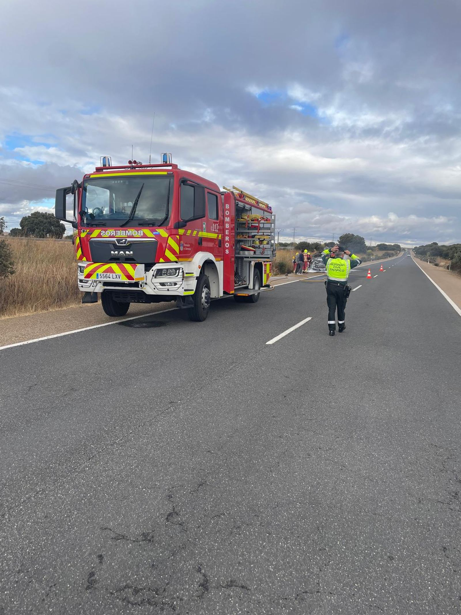 Una furgoneta echa a arder en la N-620, en Barbadillo