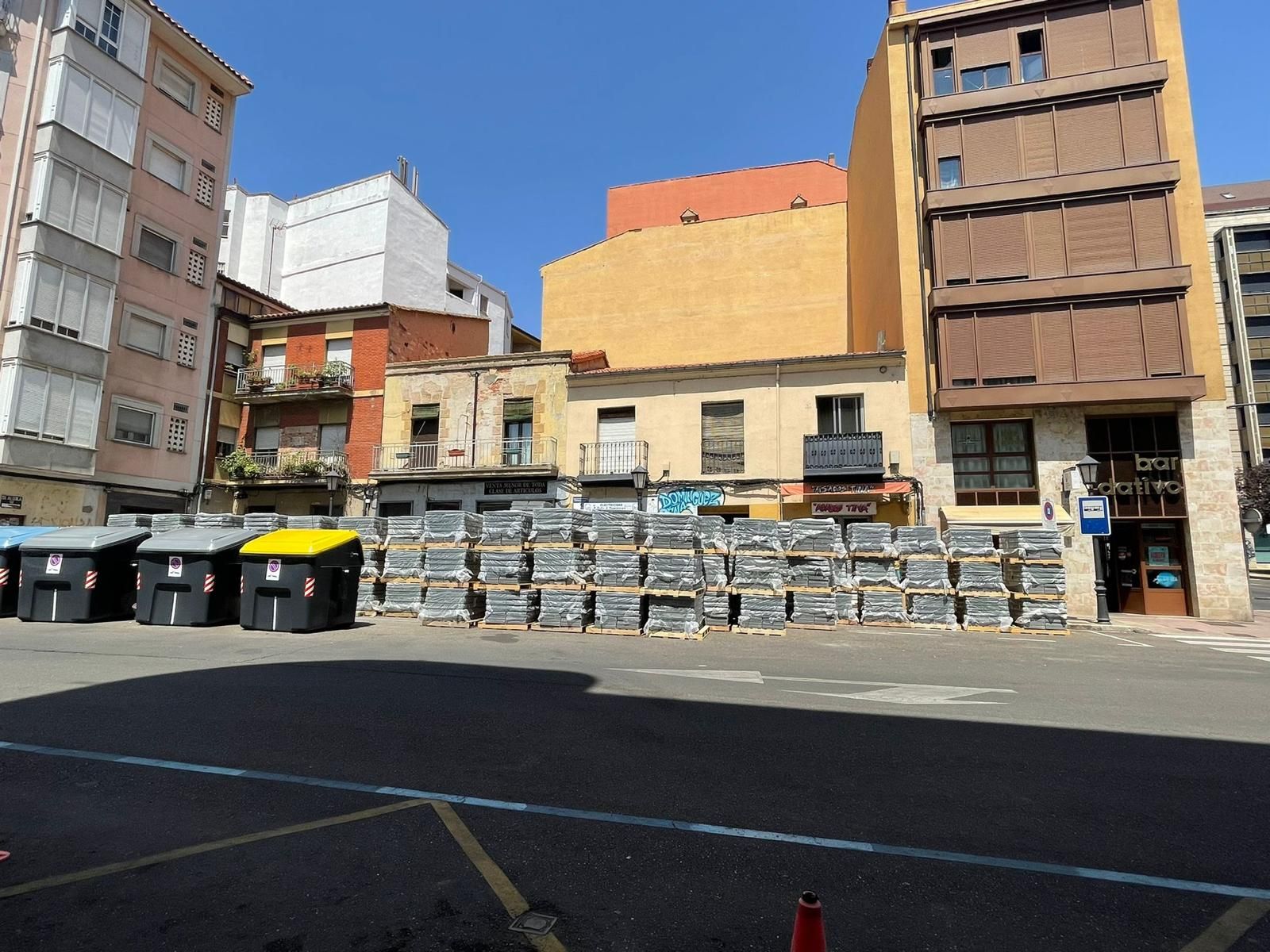 Material de obra situado frente a negocios