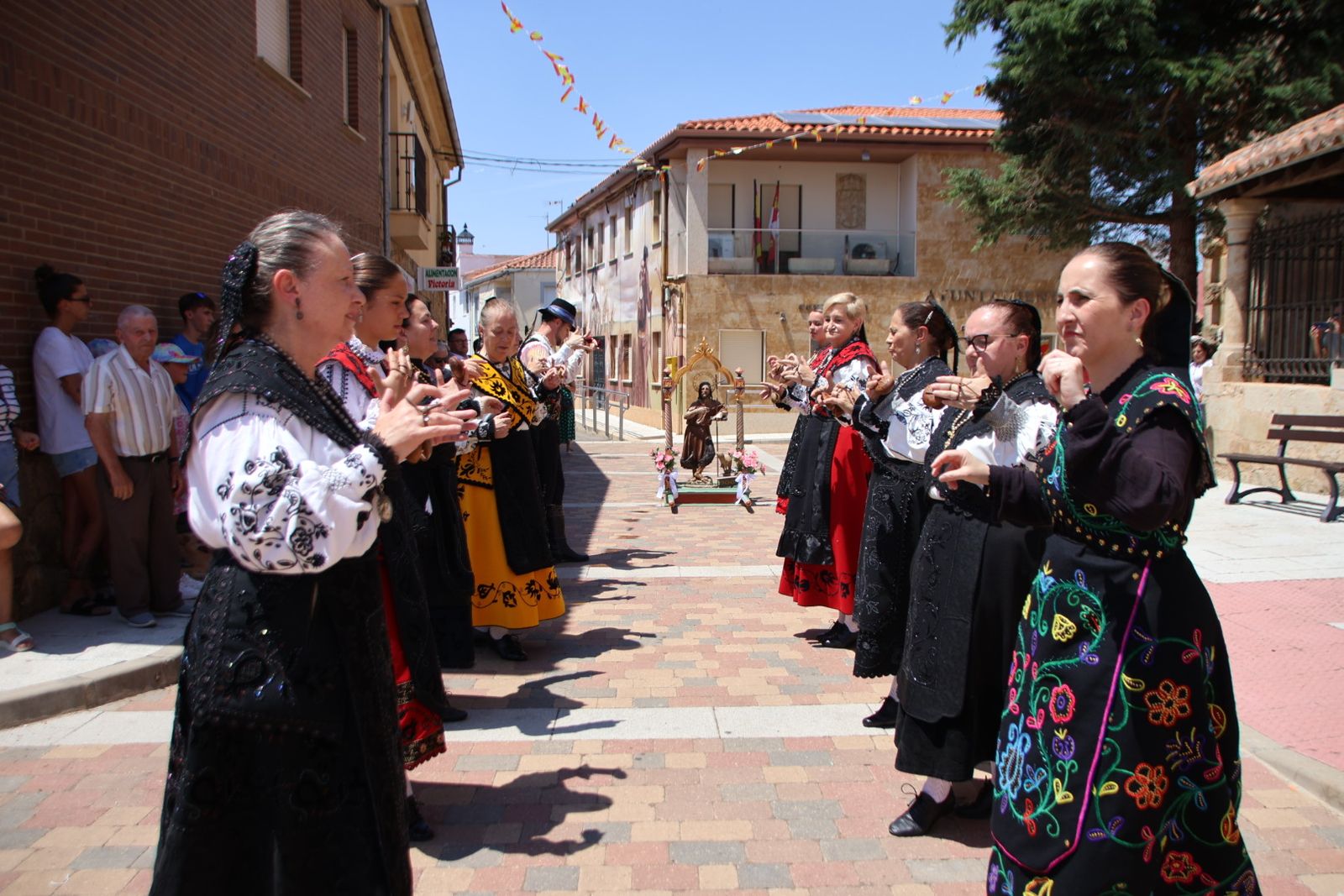 Castellanos de Villiquera Misa y procesión