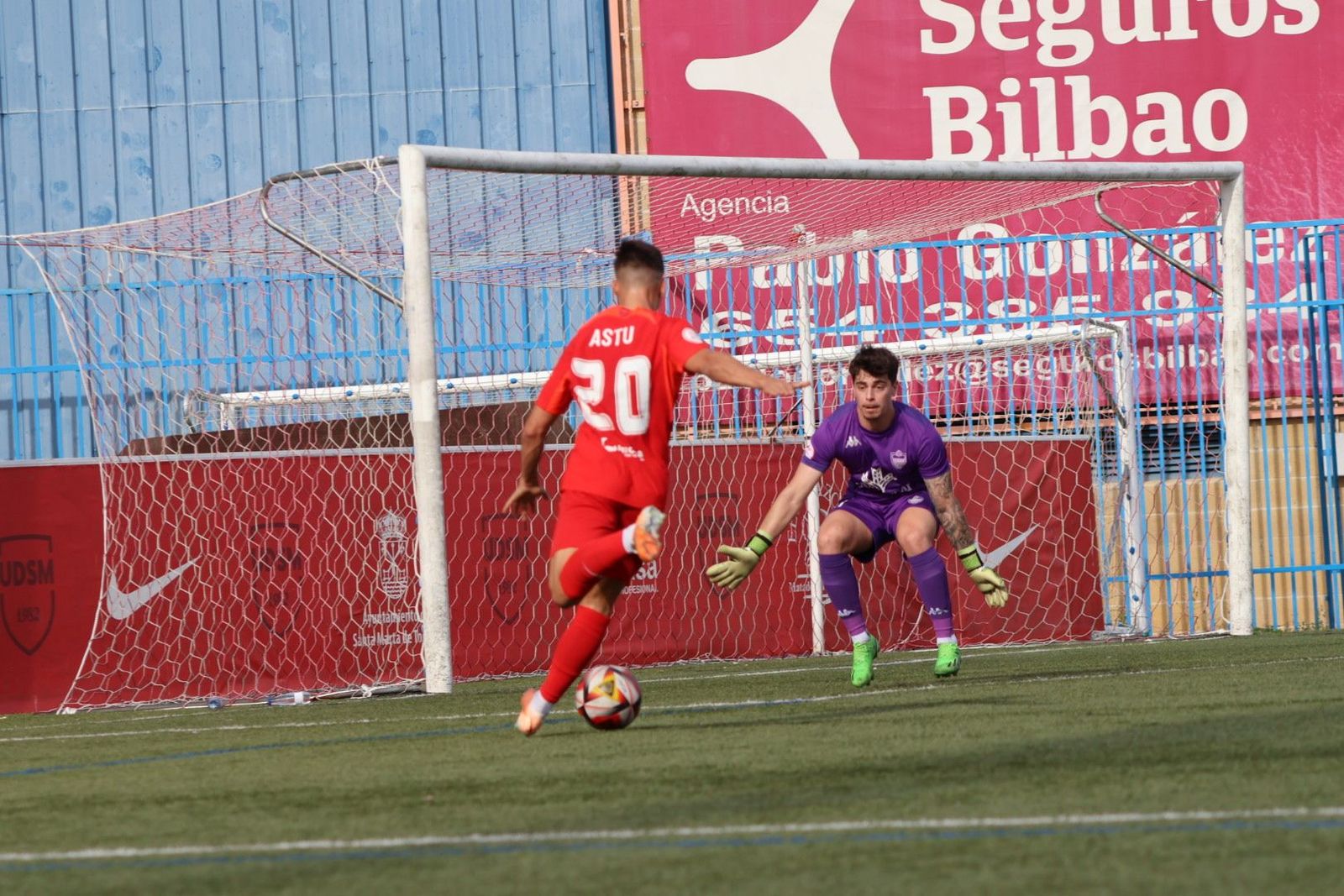 Astu se dispone a tirar ante el Atlético Tordesillas | FOTO ANDREA MATEOS
