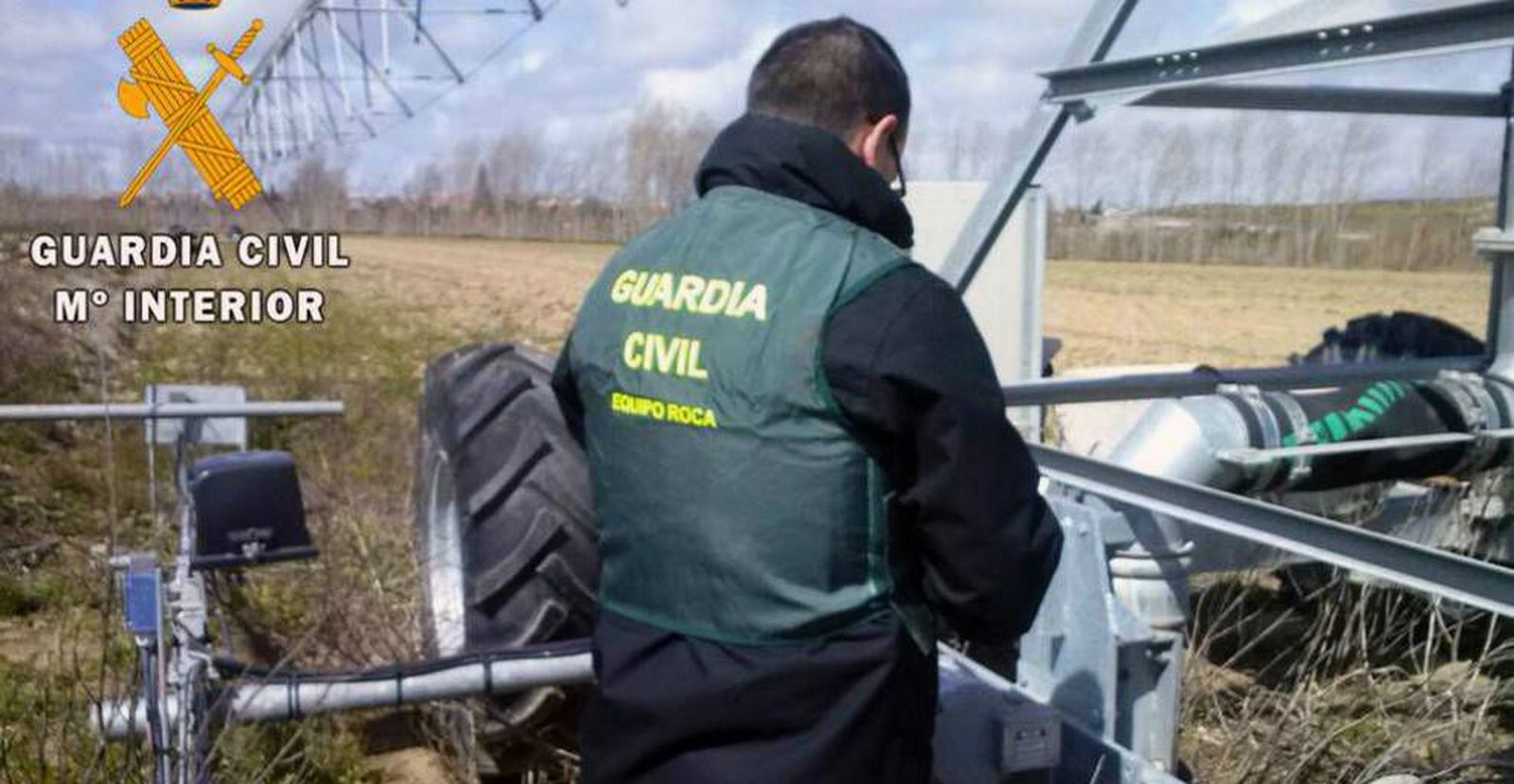 Un agente miembro del Equipo Roca de la Guardia Civil
