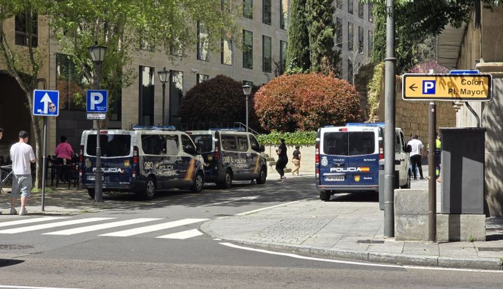 Furgones de la Policía Nacional en los que se ha trasladado a los detenidos a declarar al Juzgado