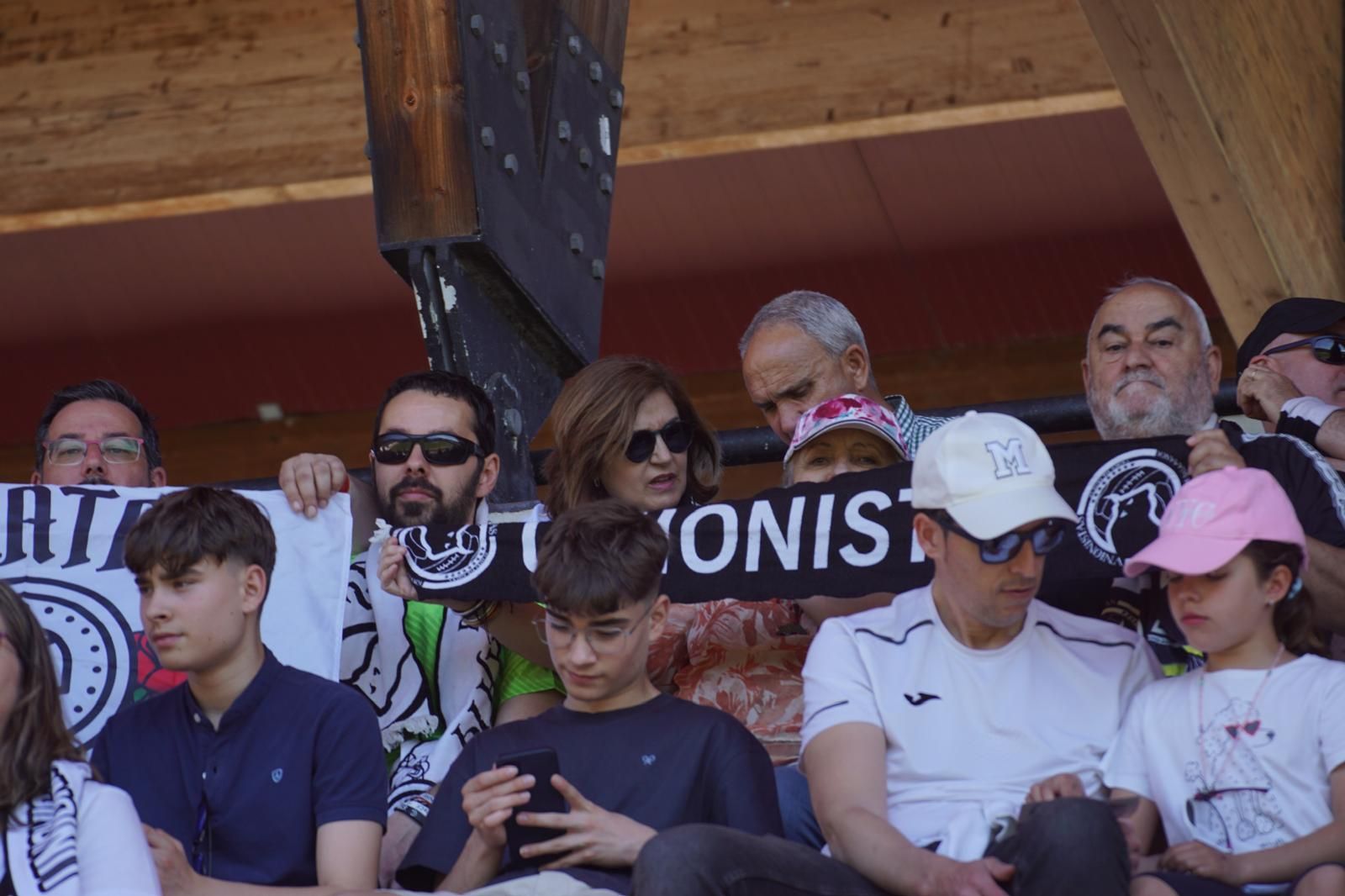 Gran ambiente en la grada para ver el partido entre Zamora - Unionistas en el Estadio Ruta de la Plata