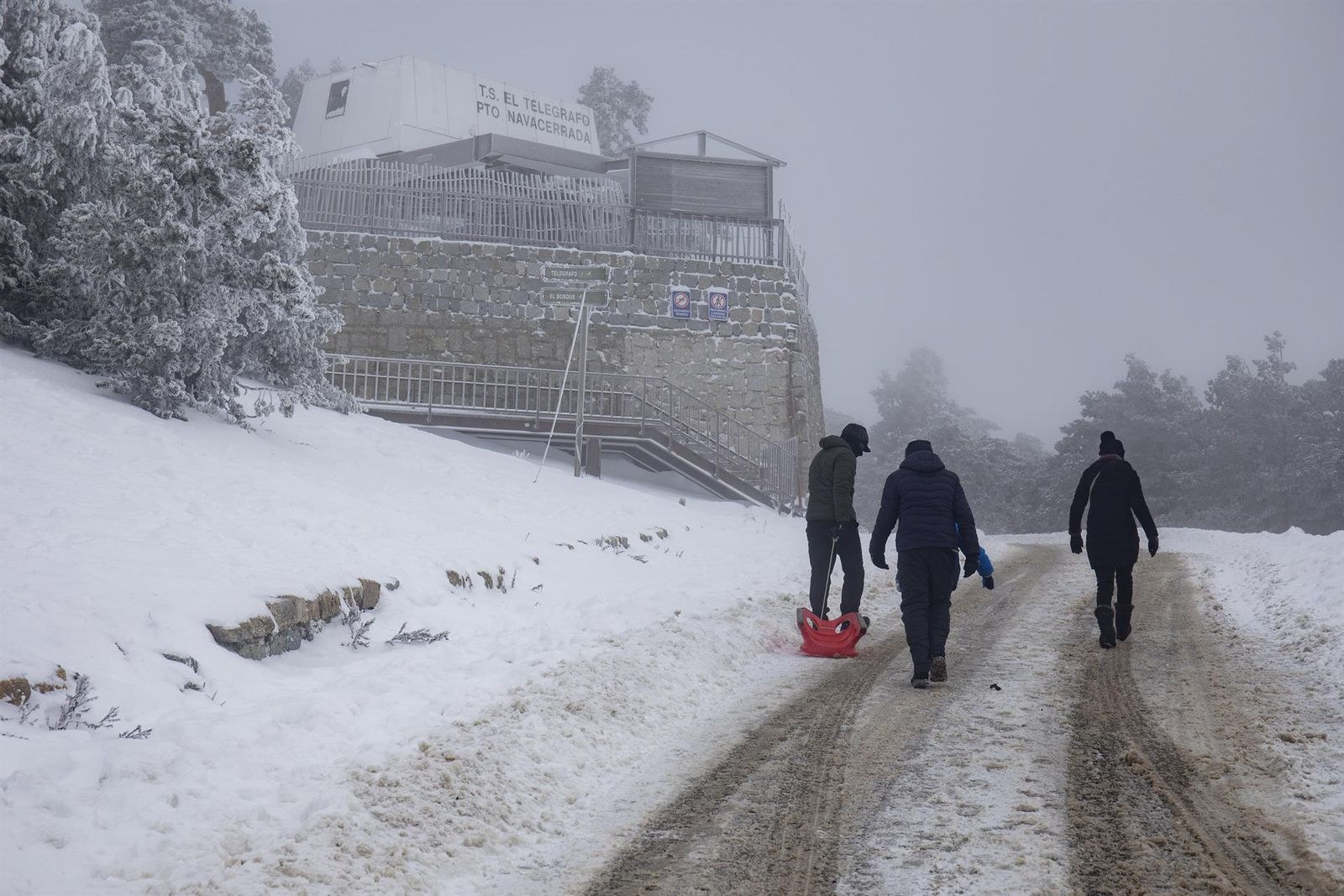 Archivo   Varias personas arrastran un trineo en el Puerto de Navacerrada, a 19 de enero de 2023, en Navacerrada, Madrid (España).