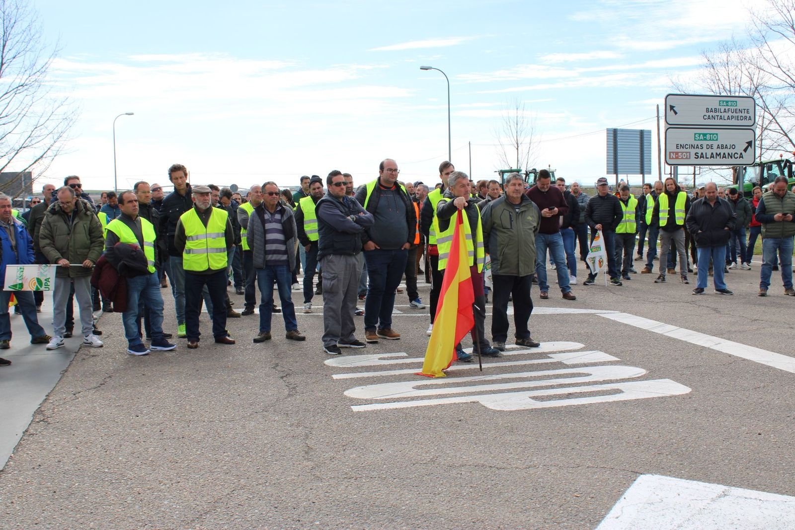 Los agricultores protestan frente a la planta de bioetanol de Babilafuente. Foto Rosa Barrios