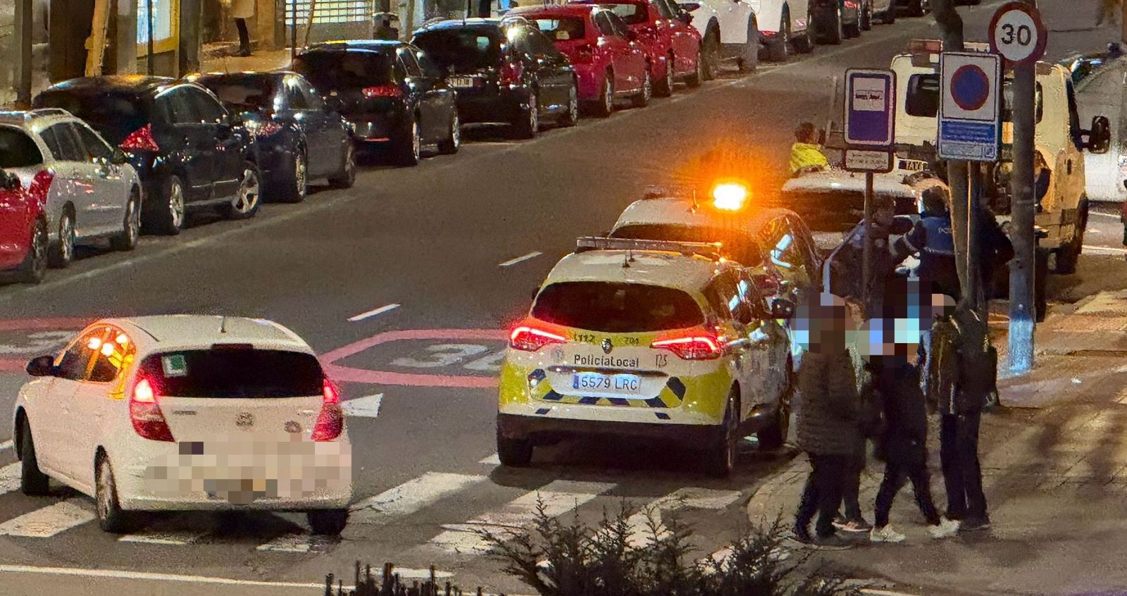 Amplio despliegue policial por un taxi con precinto municipal que circulaba por la vía pública en Torres Villarroel Amplio despliegue policial por un taxi con precinto municipal que circulaba por la vía pública en Torres Villarroel