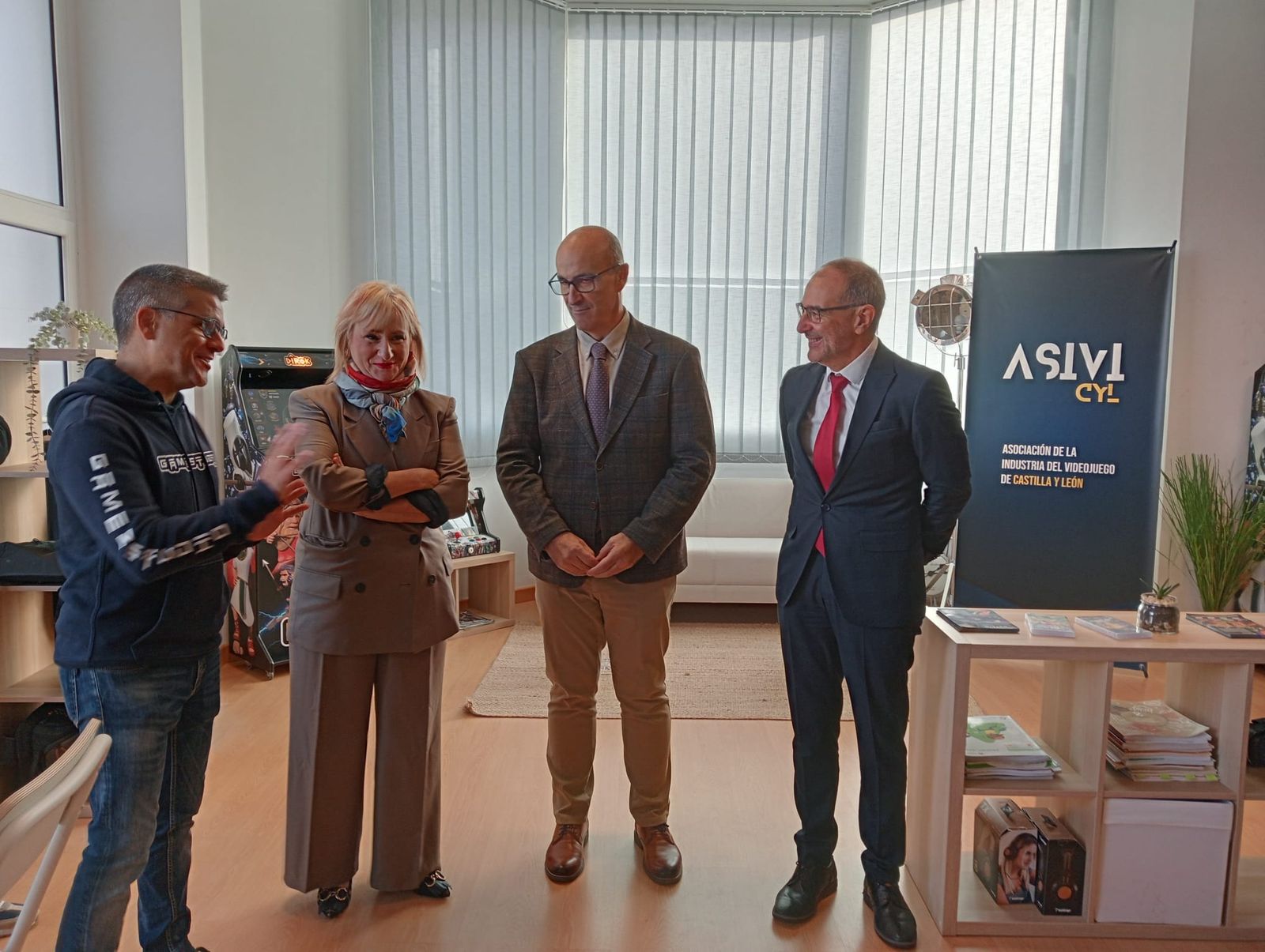 La consejera de Industria, Comercio y Empleo, Leticia García, se ha reunido hoy en Zamora con el presidente de la Asociación de la Industria del Videojuego de Castilla y León