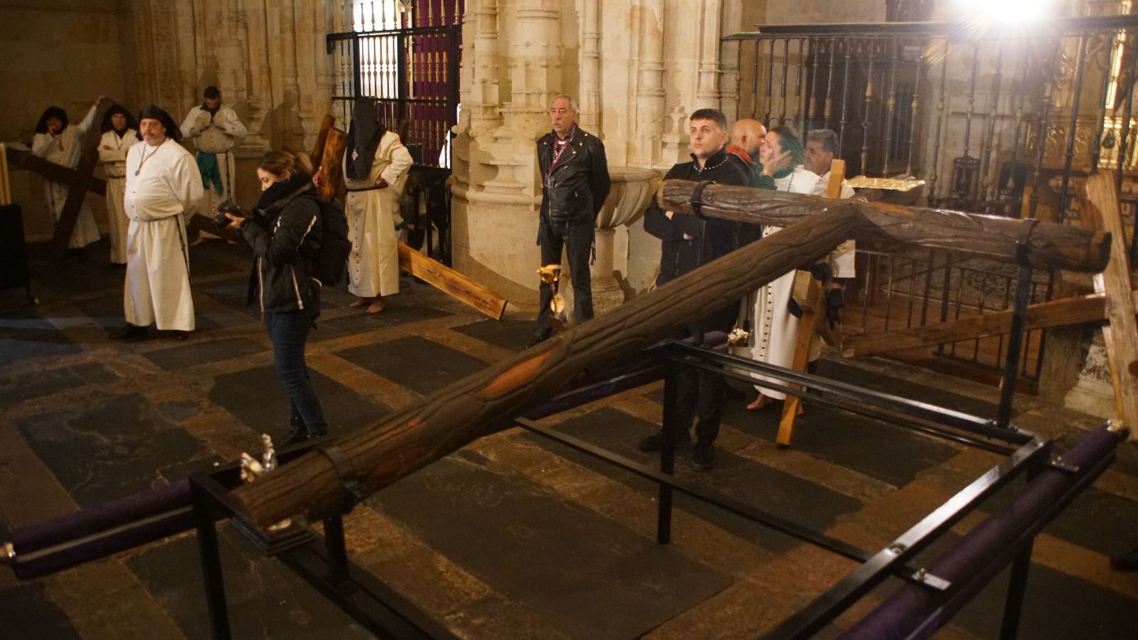 Cruz tumbada en homenaje al Cristo de la Buena Muerte