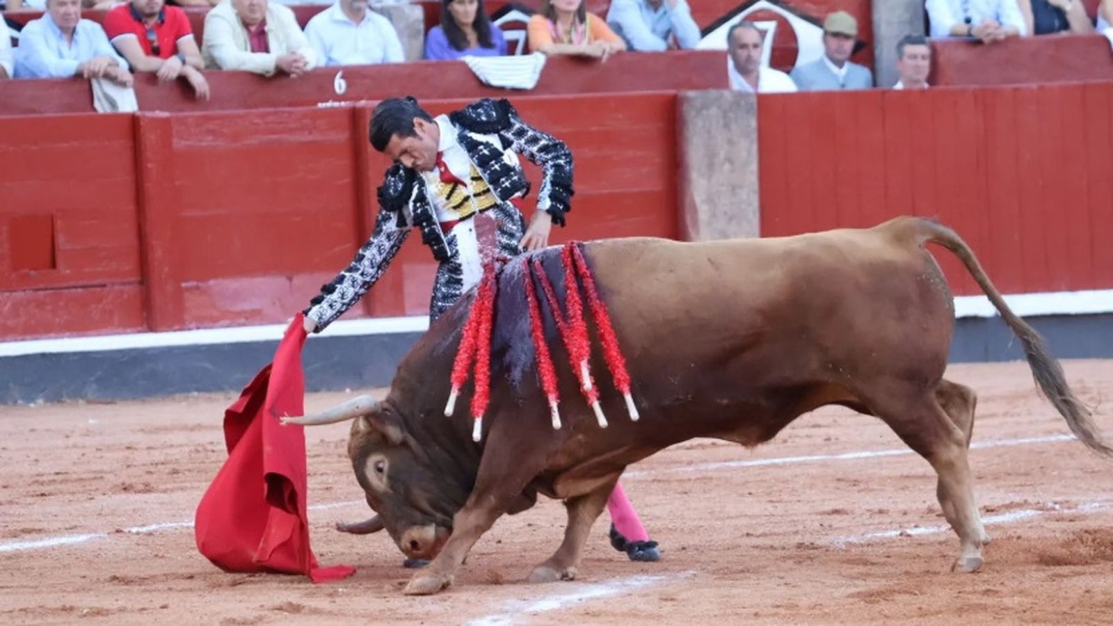 Emilio de Justo con un toro de El Vellosino en La Glorieta en la feria de 2024