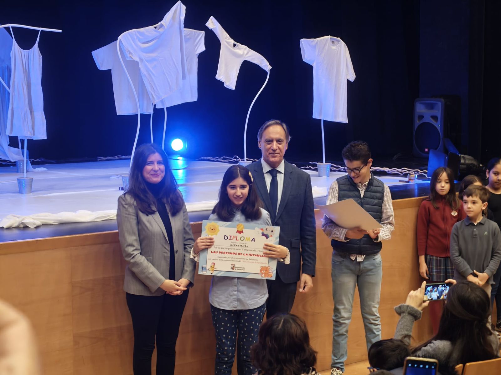 Los niños del concurso de dibujo de reciben sus diplomas premiados de las manos del alcalde por el Día Internacional de los Derechos de la Infancia