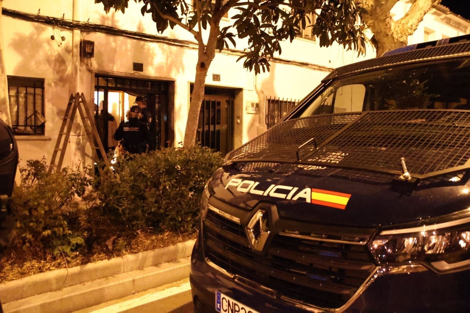 GALERÍA | Tres detenidos tras la incautación de marihuana en varias viviendas del barrio de La Vega