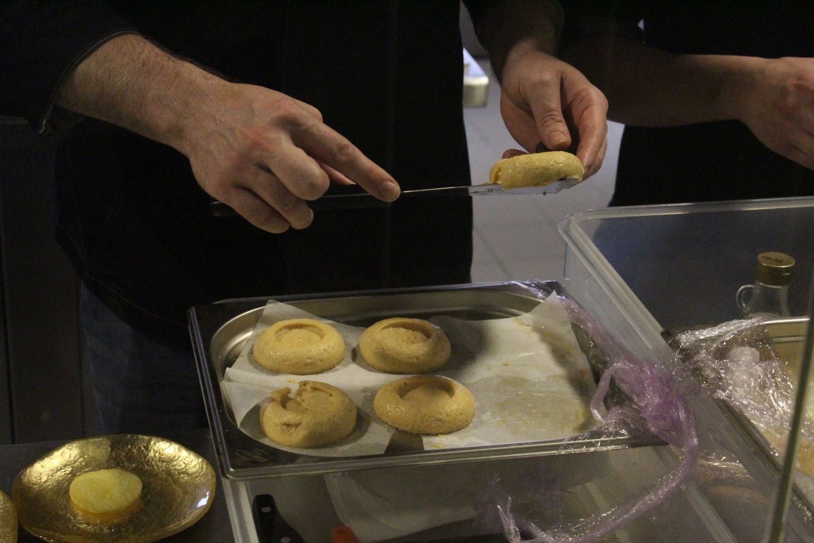 Un concursante prepara un pincho en el concurso organizado por la Asociación de Empresarios de Hostelería