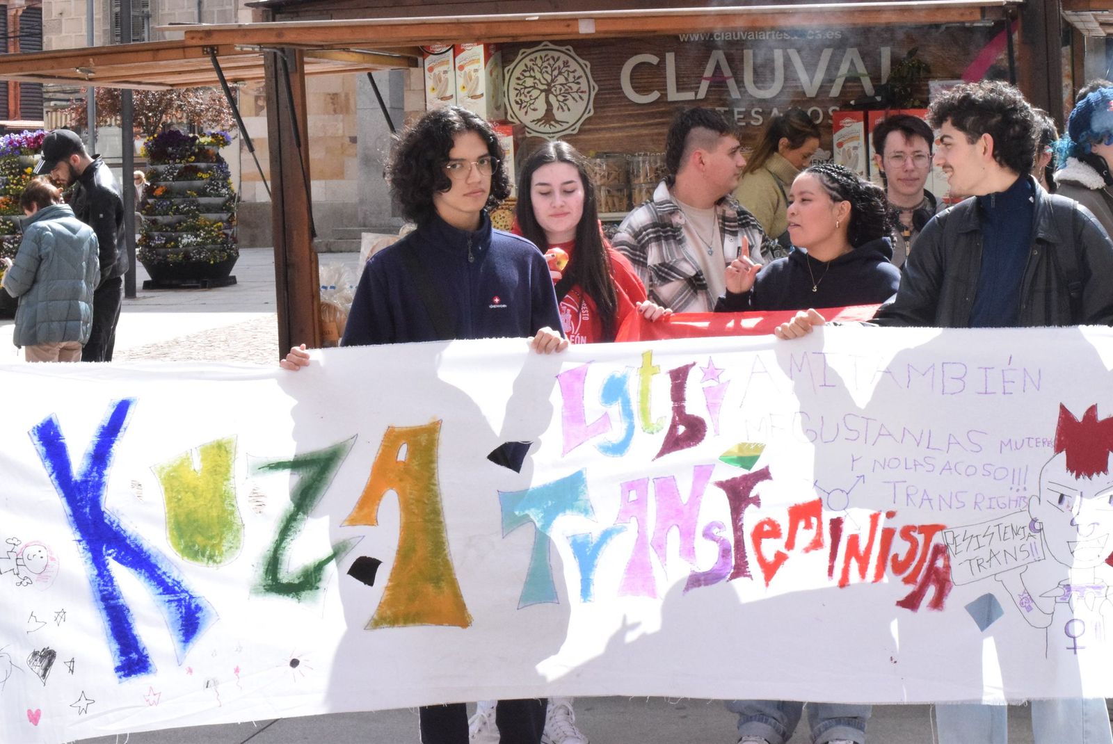 GALERÍA | La concentración en apoyo a Miss Trans Zamora tras su agresión, en imágenes