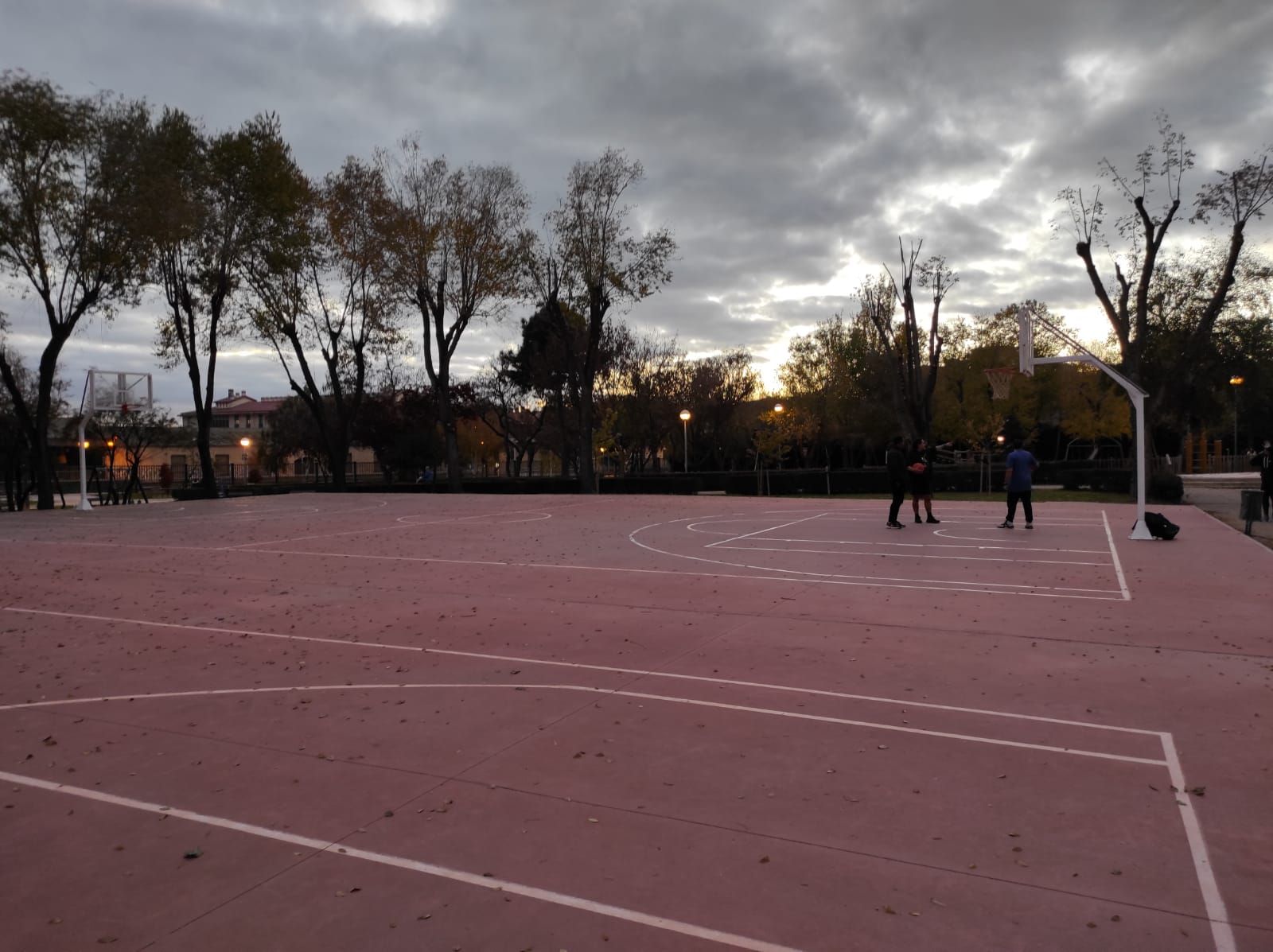 Falta de iluminación en el parque de los jesuitas a las 1800 horas del 15 de noviembre de 2021. Foto SALAMANCA24HORAS. Falta de iluminación en el parque de los jesuitas a las 1800 horas del 15 de noviembre de 2021. Foto SALAMANCA24HORAS.