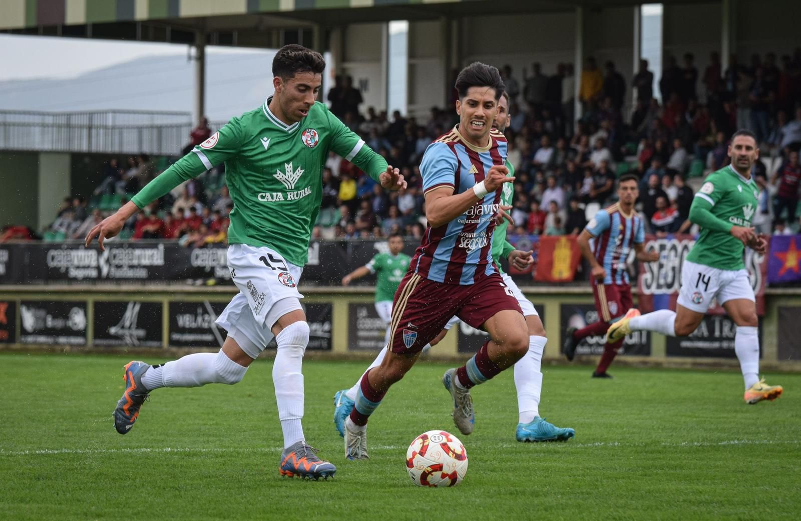 Rufo Lucero conduce el balón