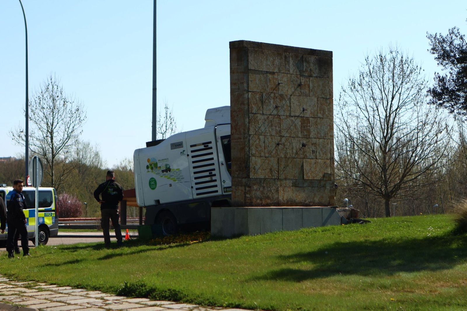 Una barredora se sale de la vía y termina chocando en la glorieta de la Charrería