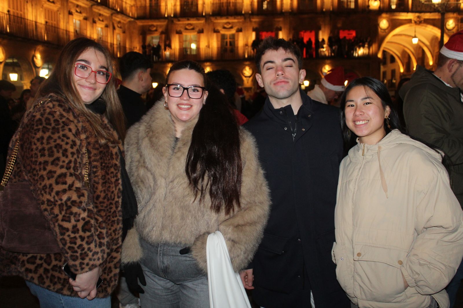 Miles de personas disfrutan de las campanadas y la fiesta del Fin de Año Universitario