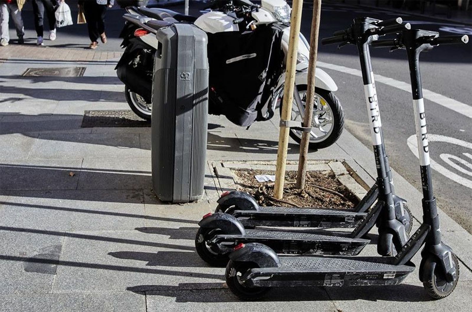 Patinetes aparcados acera