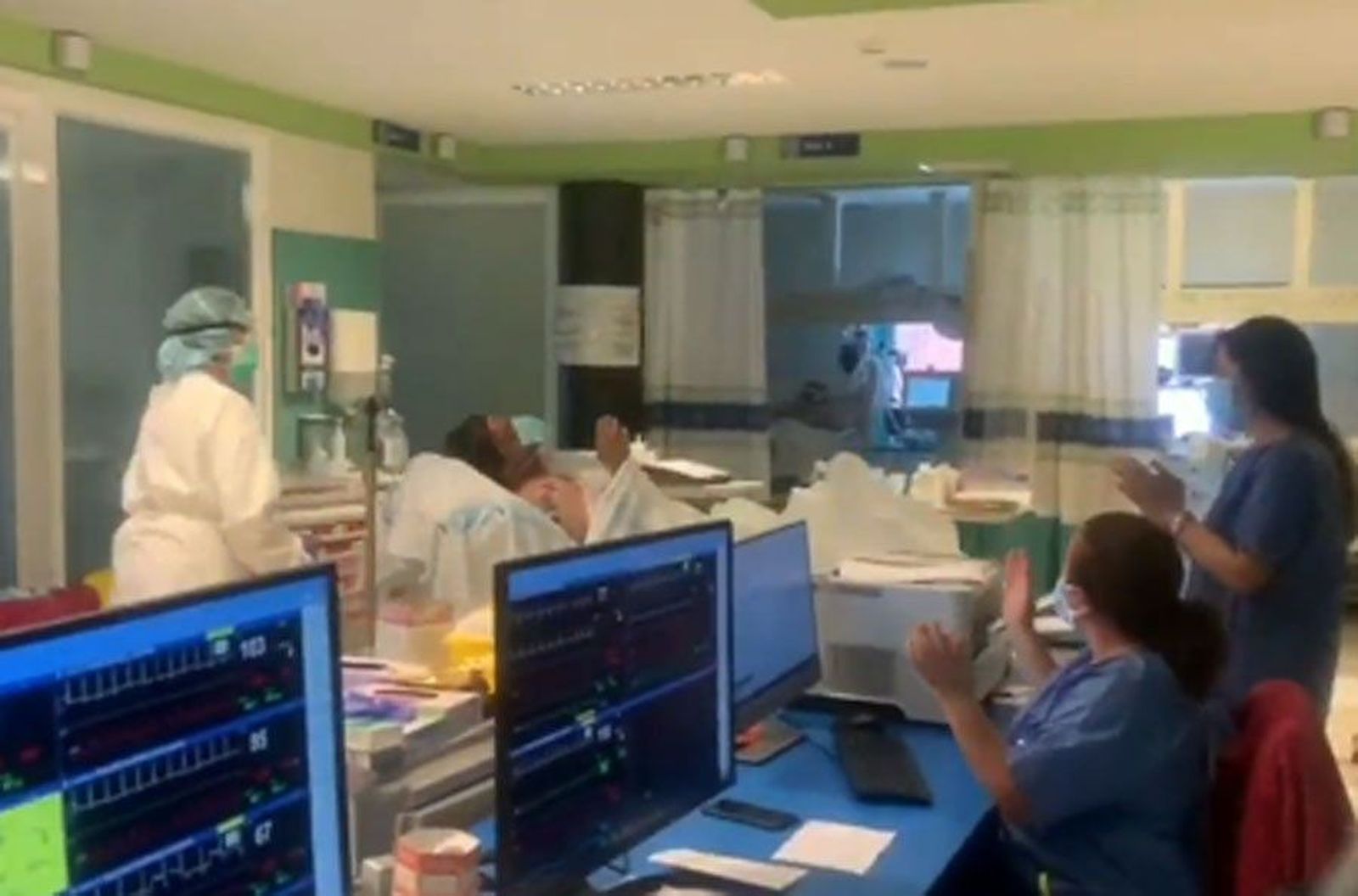 Paciente saliendo uci coronavirus