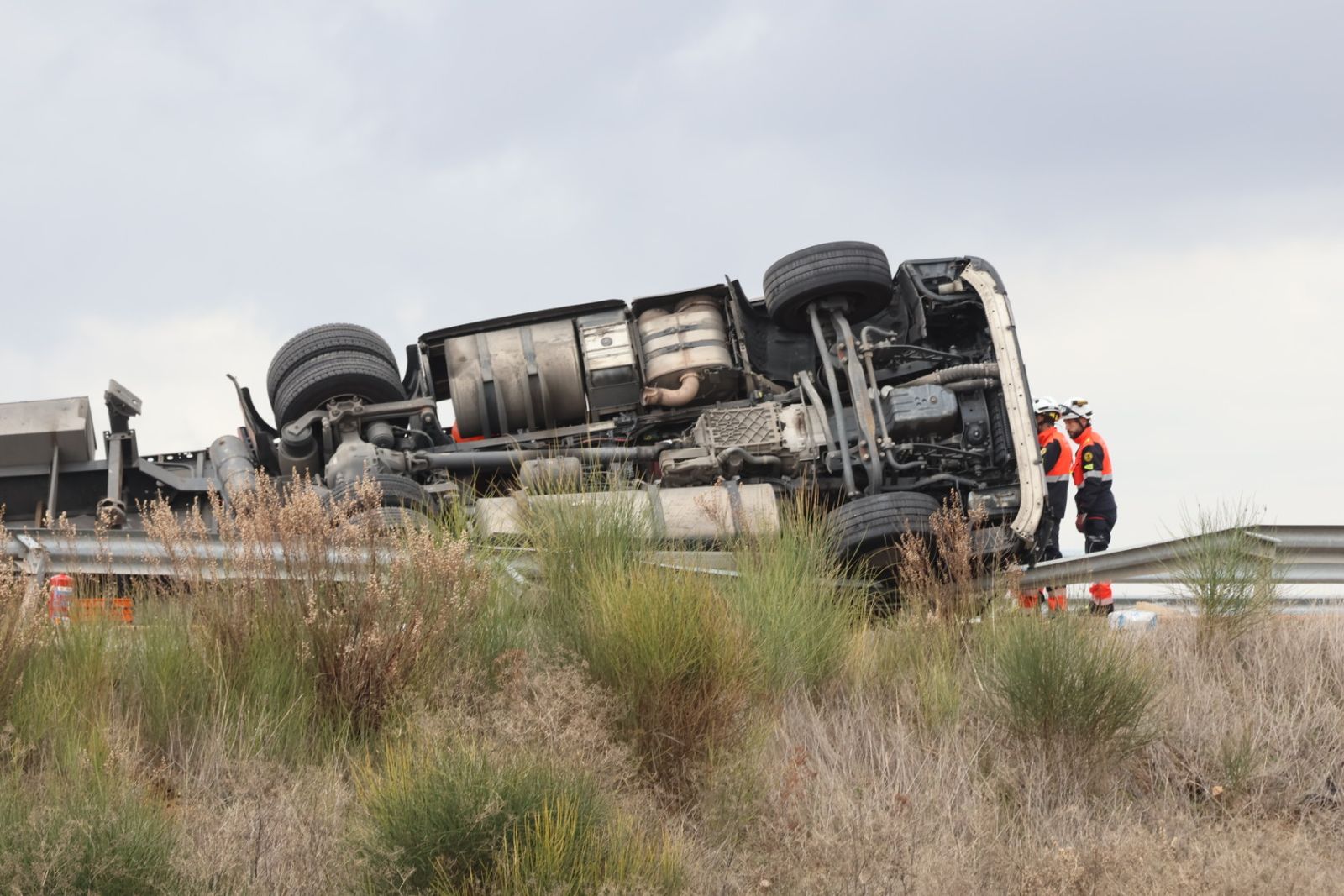 Un camión vuelca en la A-62 y corta la autovía a su paso por Salamanca
