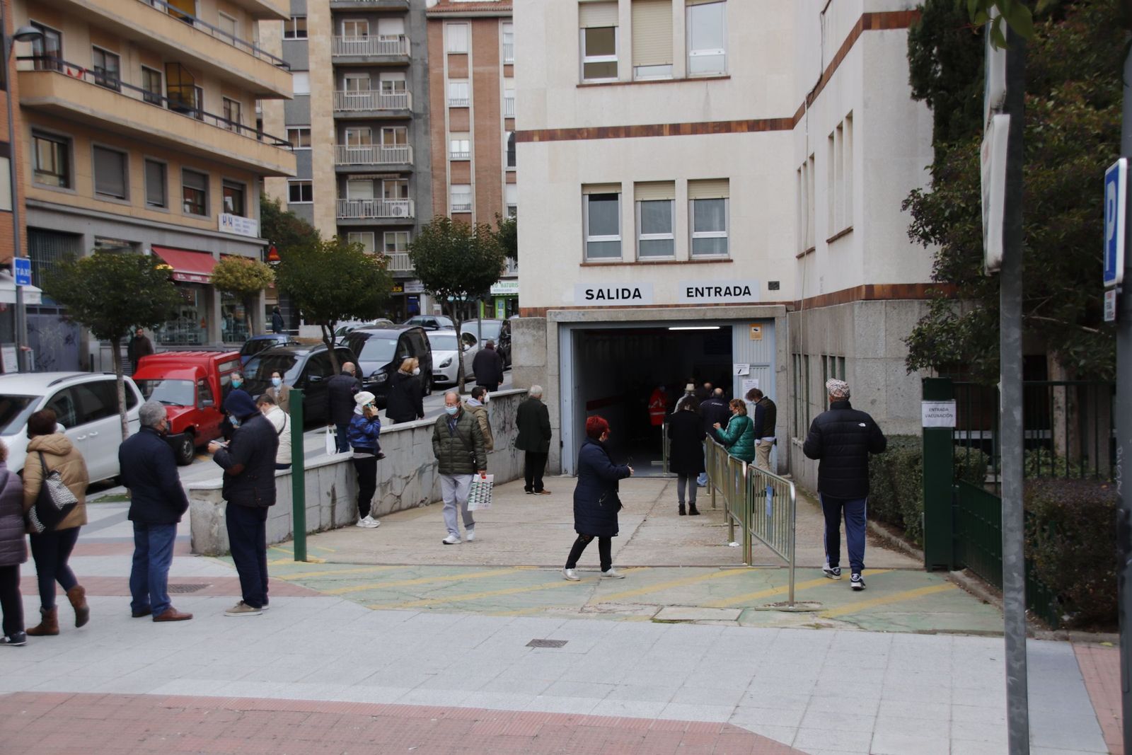 Colas para la vacunación en el Centro de Salud San Juan