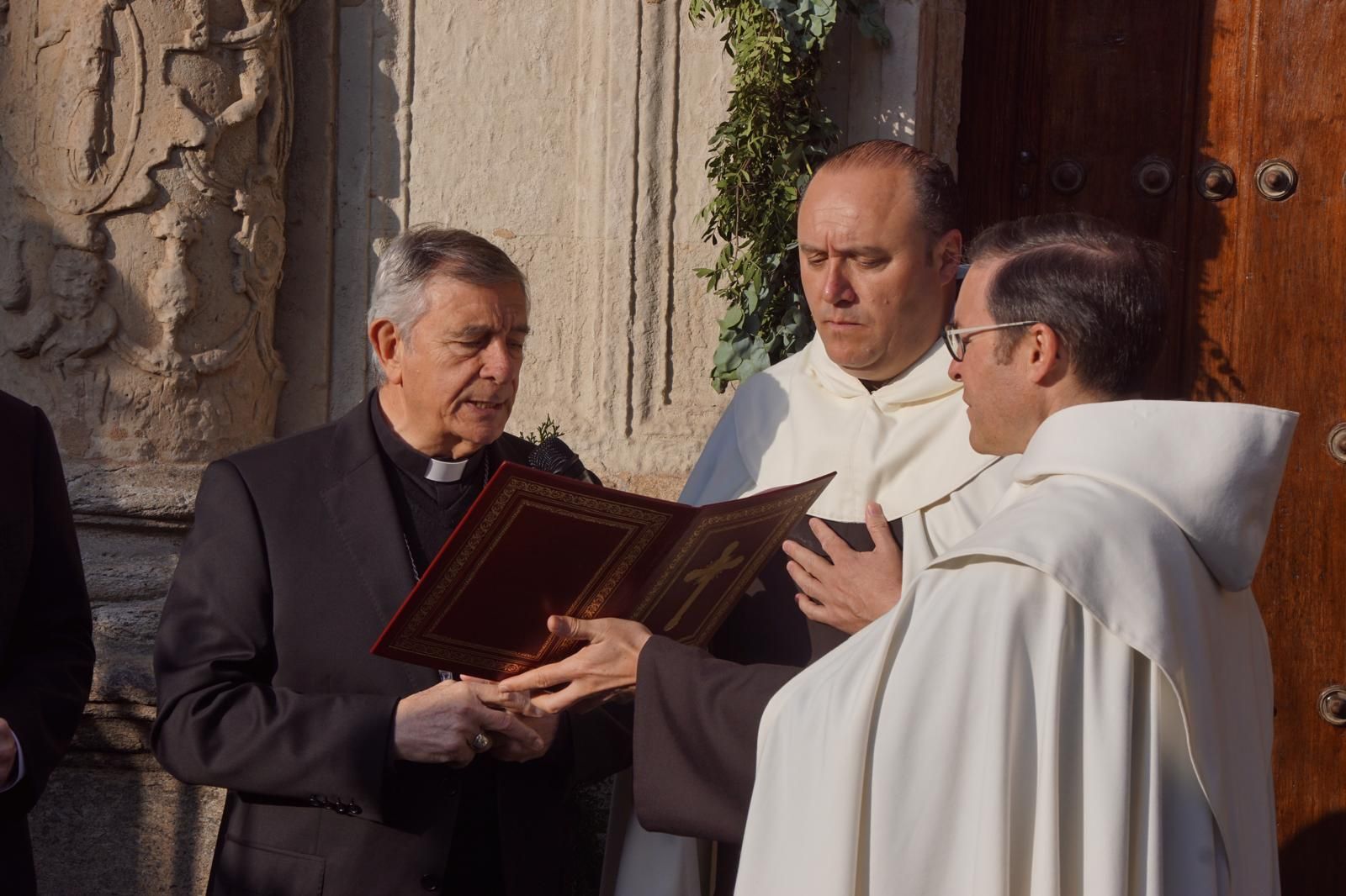 apertura-de-la-basilica-de-la-anunciacion-para-venerar-el-cuerpo-de-santa-teresa-en-alba-de-tormes-fotos-juanes-17