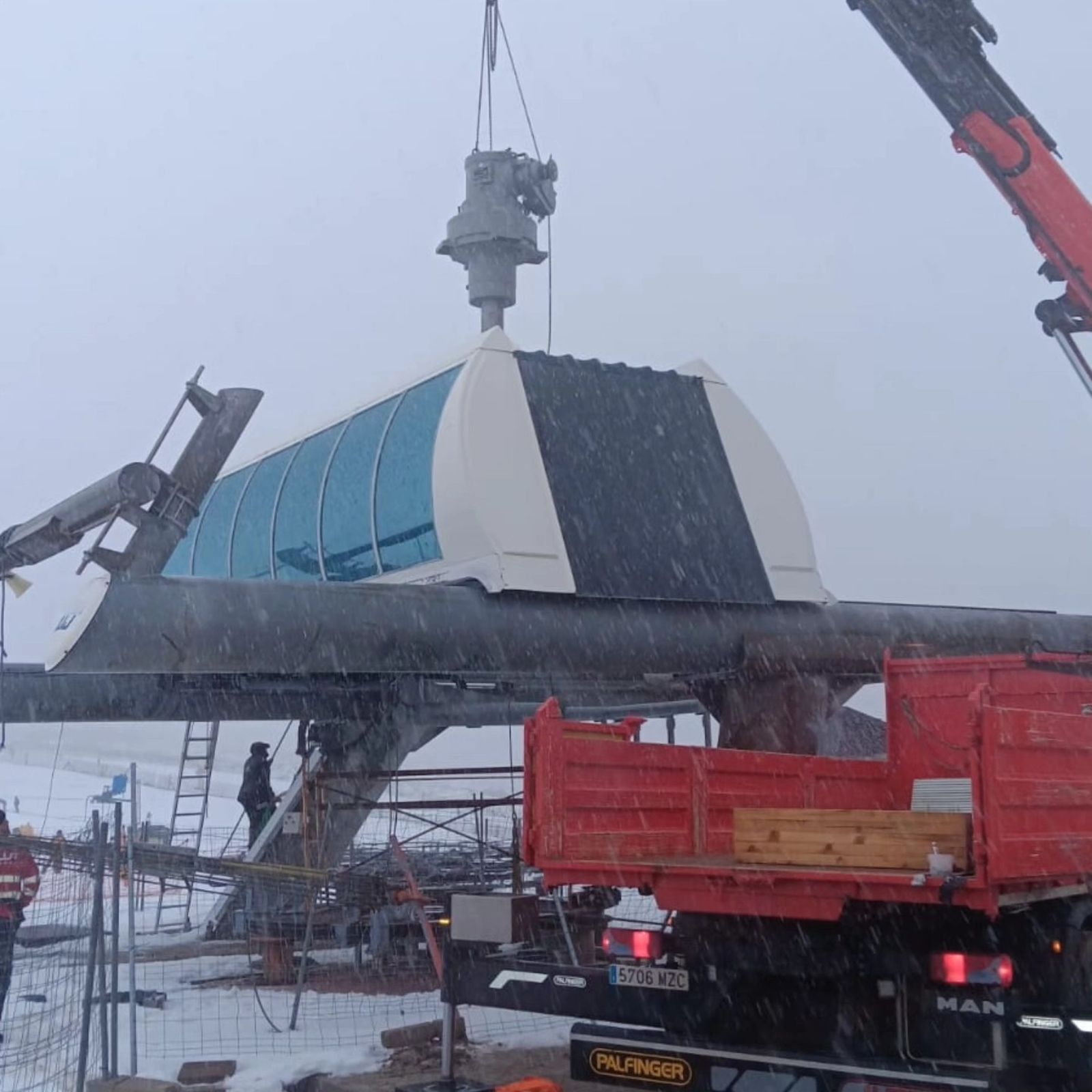 Momento de la descarga de la pieza reparada del telesilla en La Covatilla