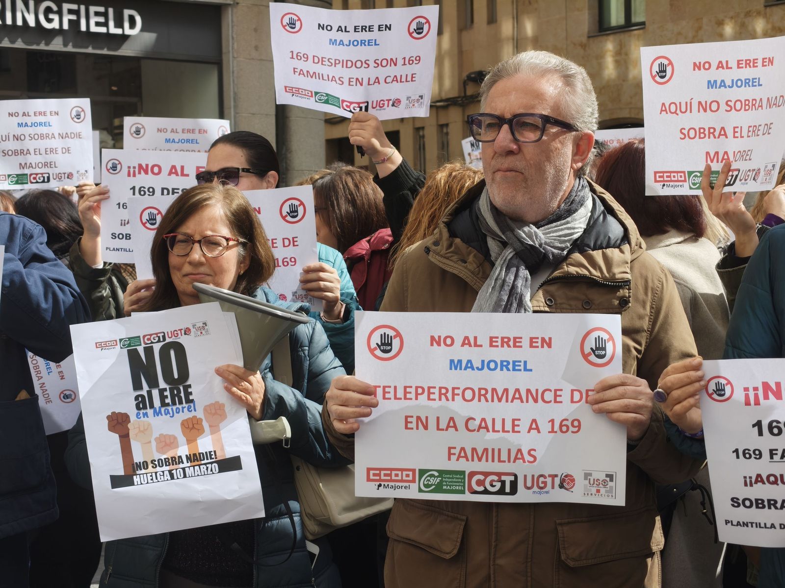Posibles trabajadores afectados por el ERE de Majorel se manifiestan en Salamanca